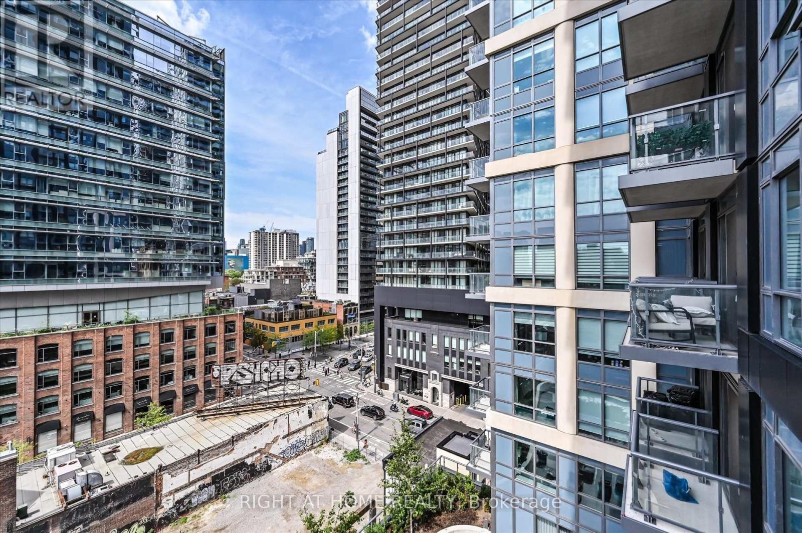 












825 - 108 PETER STREET

,
Toronto (Waterfront Communities),




Ontario
M5V0W2

