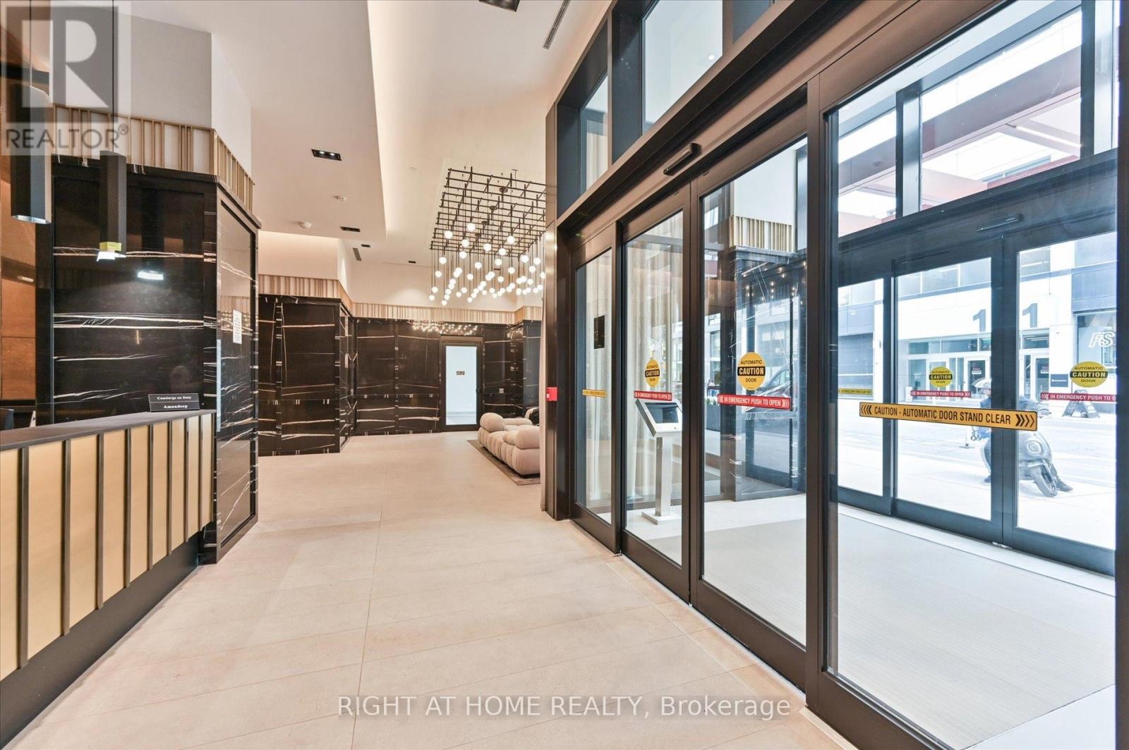 












825 - 108 PETER STREET

,
Toronto (Waterfront Communities),




Ontario
M5V0W2

