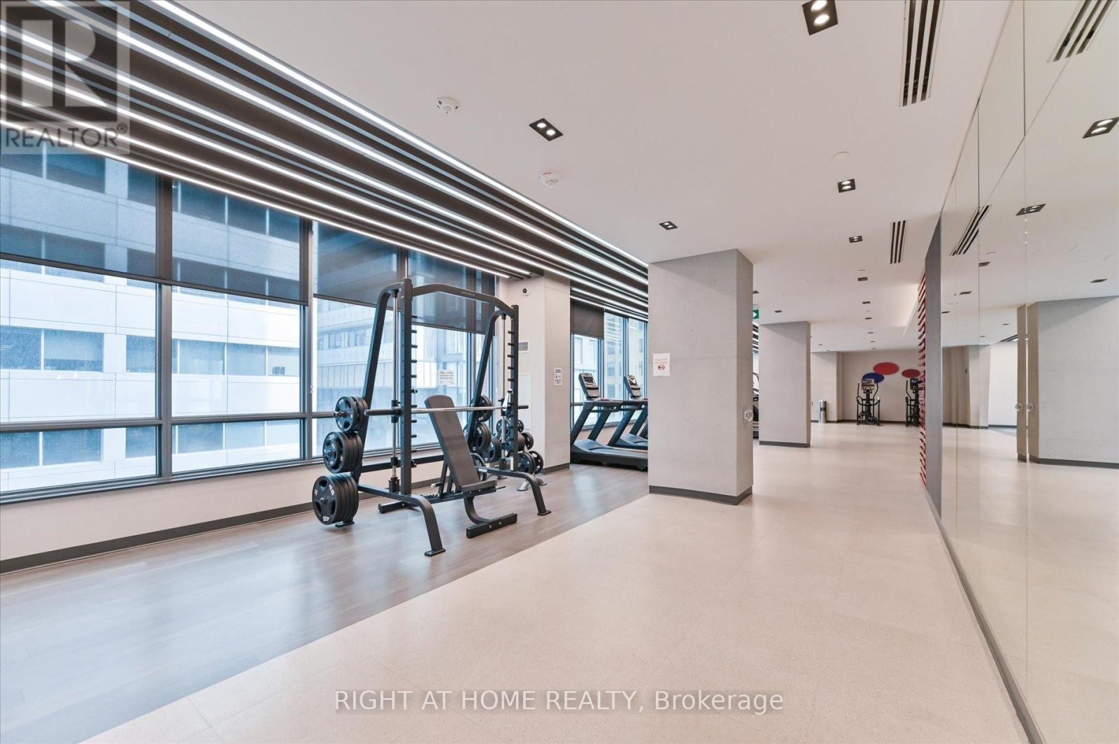 












825 - 108 PETER STREET

,
Toronto (Waterfront Communities),




Ontario
M5V0W2


