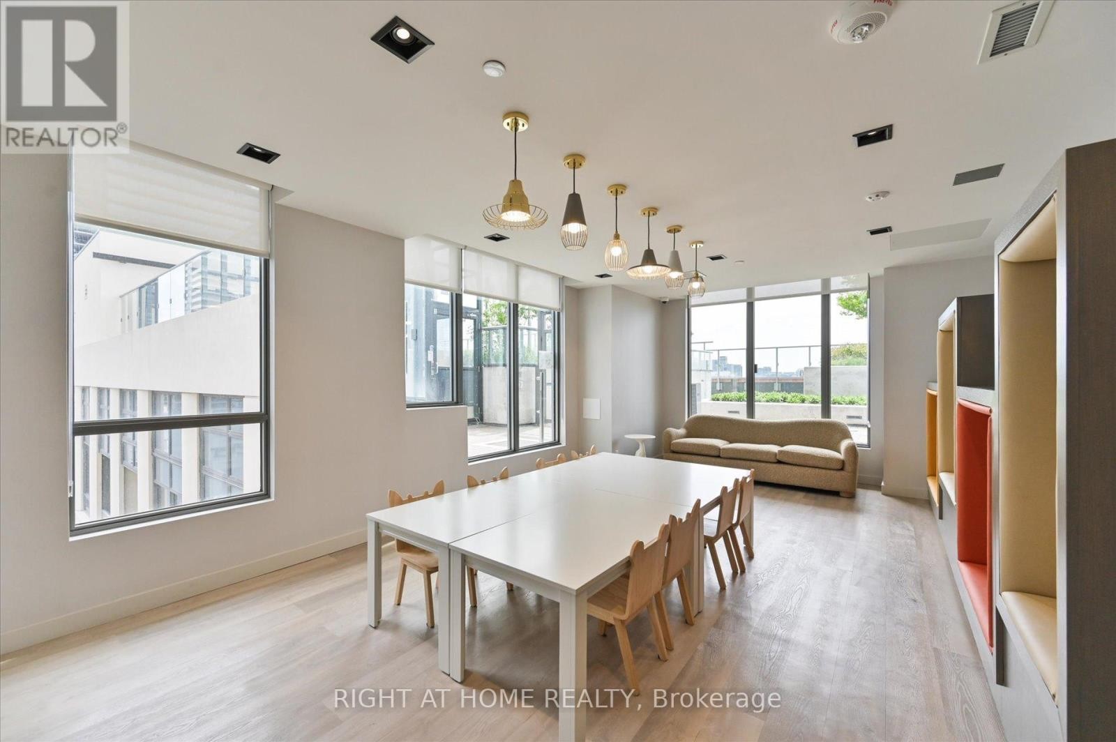 












825 - 108 PETER STREET

,
Toronto (Waterfront Communities),




Ontario
M5V0W2

