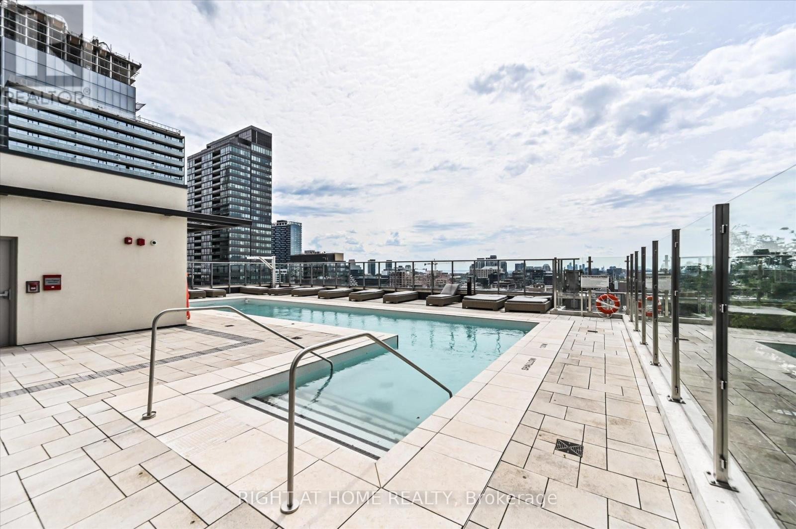 












825 - 108 PETER STREET

,
Toronto (Waterfront Communities),




Ontario
M5V0W2

