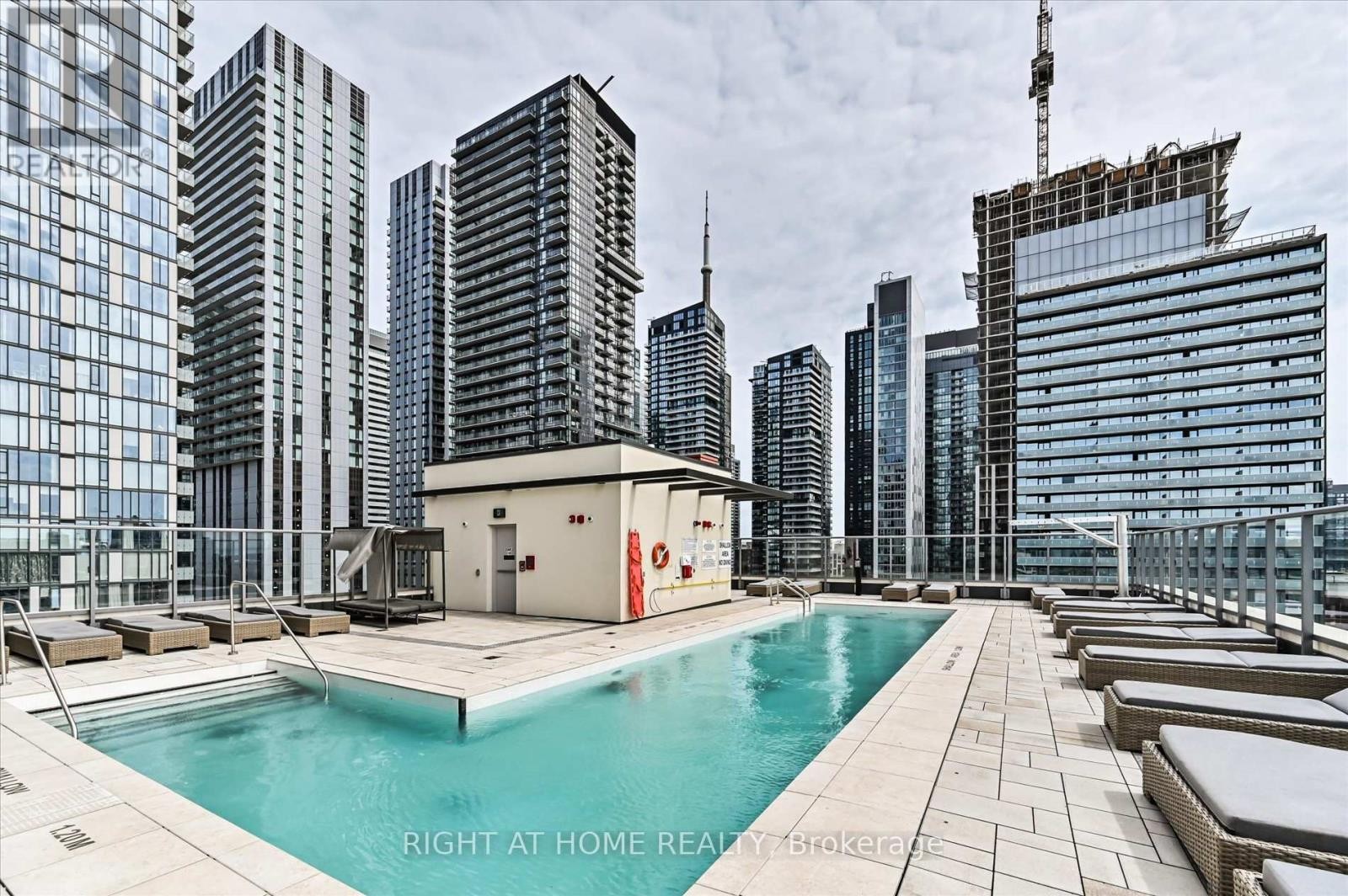 












825 - 108 PETER STREET

,
Toronto (Waterfront Communities),




Ontario
M5V0W2

