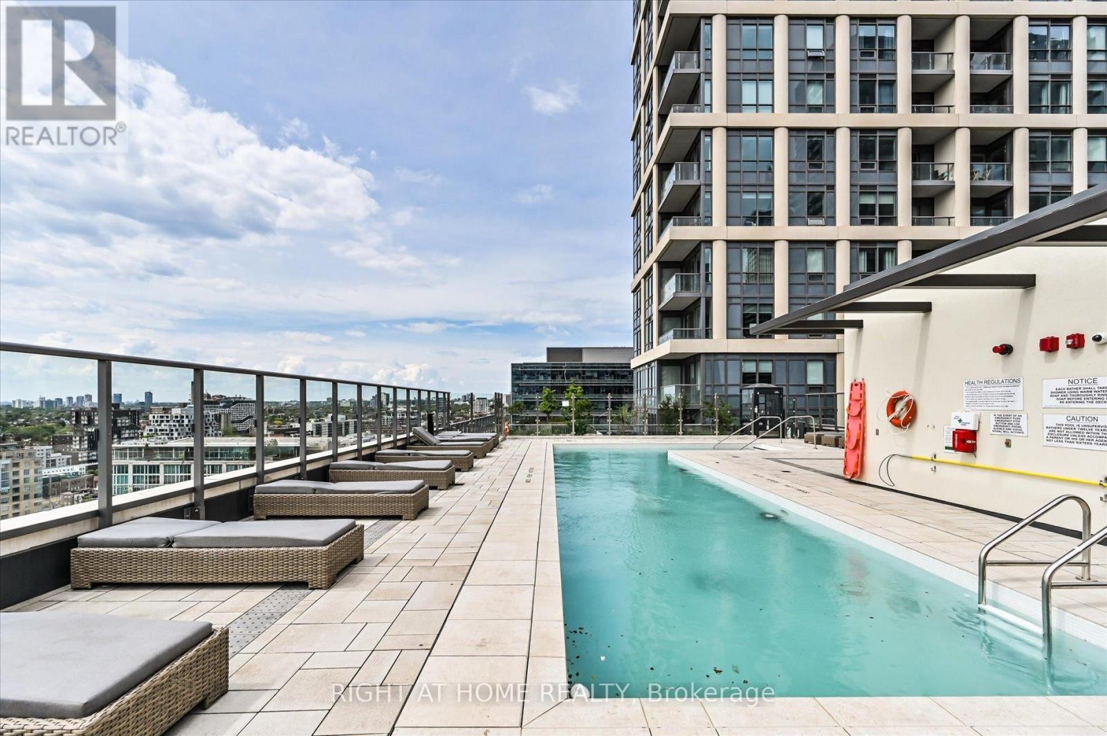 












825 - 108 PETER STREET

,
Toronto (Waterfront Communities),




Ontario
M5V0W2

