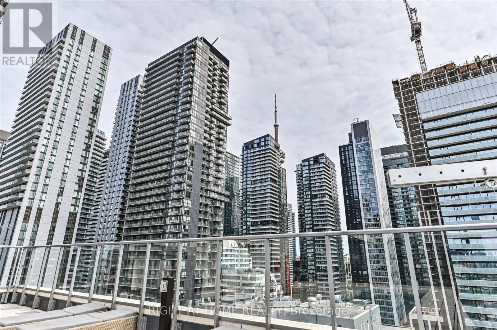 












825 - 108 PETER STREET

,
Toronto (Waterfront Communities),




Ontario
M5V0W2

