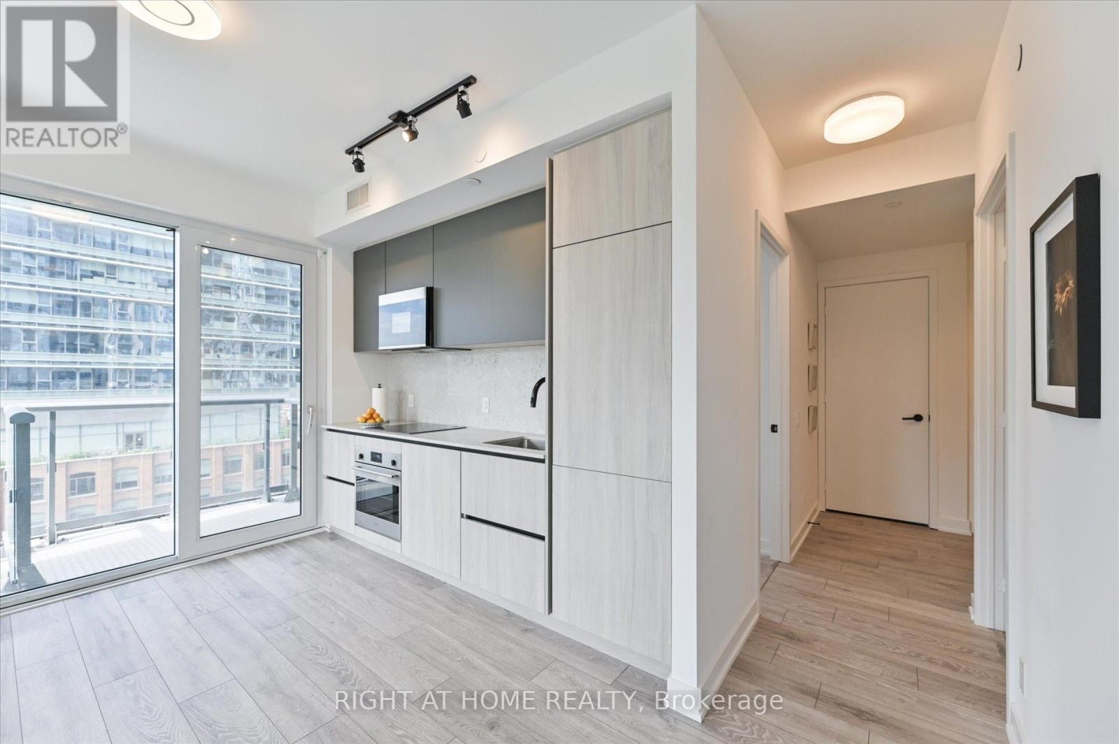 












825 - 108 PETER STREET

,
Toronto (Waterfront Communities),




Ontario
M5V0W2


