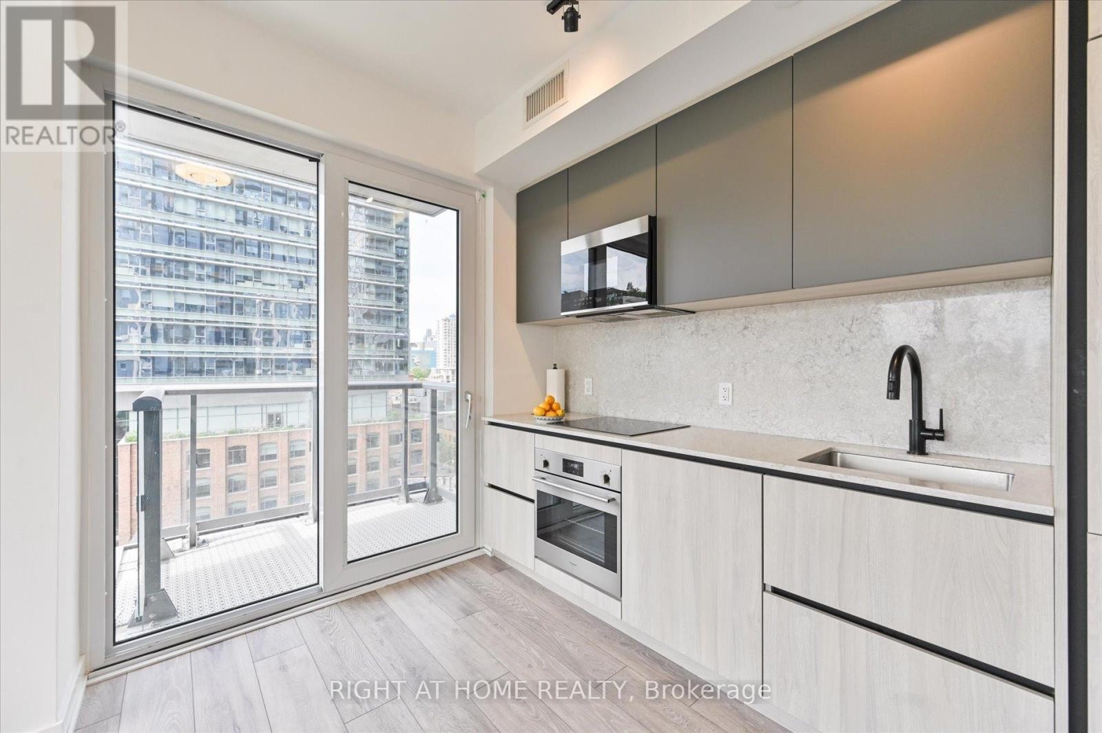 












825 - 108 PETER STREET

,
Toronto (Waterfront Communities),




Ontario
M5V0W2

