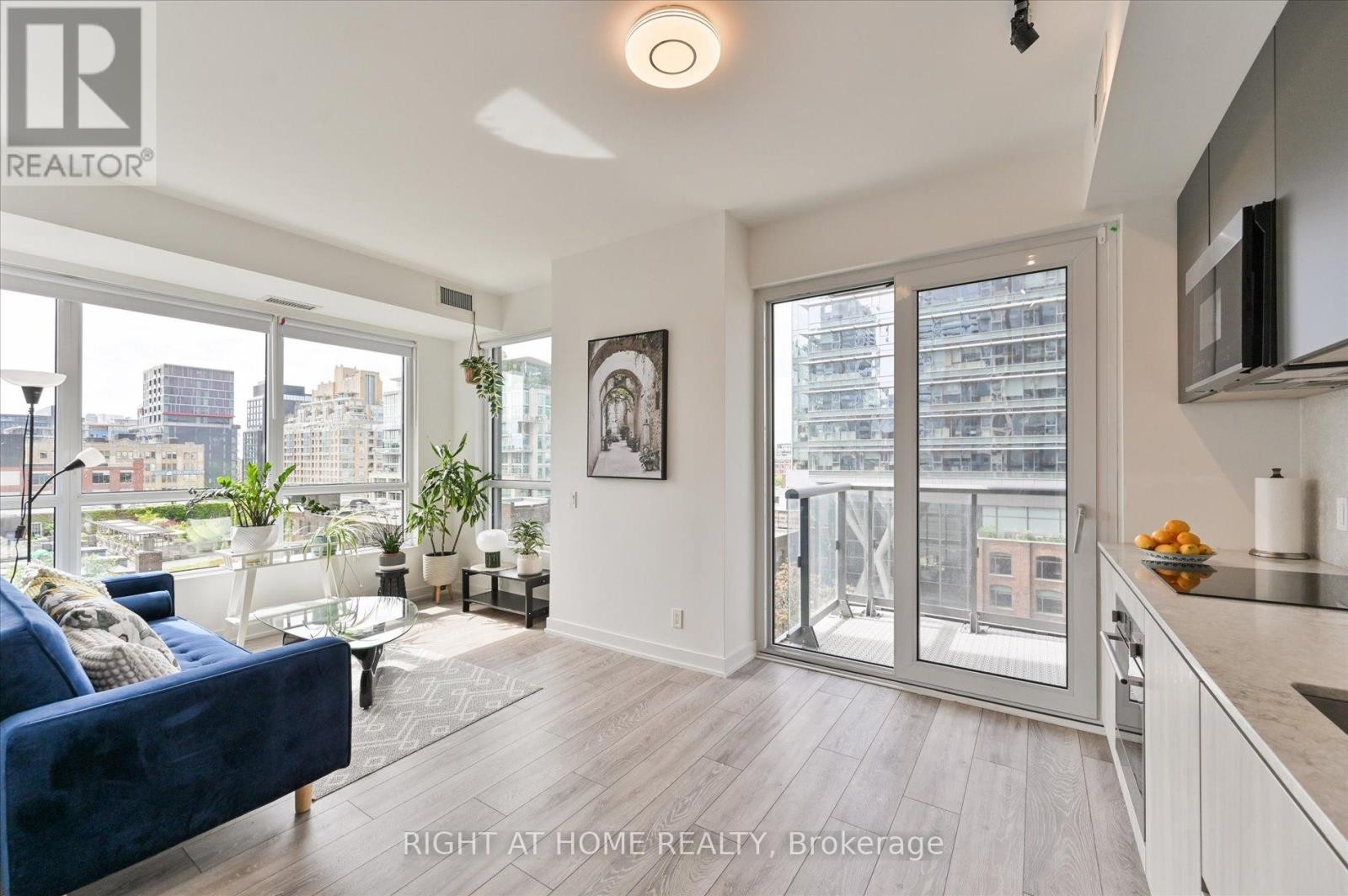 












825 - 108 PETER STREET

,
Toronto (Waterfront Communities),




Ontario
M5V0W2

