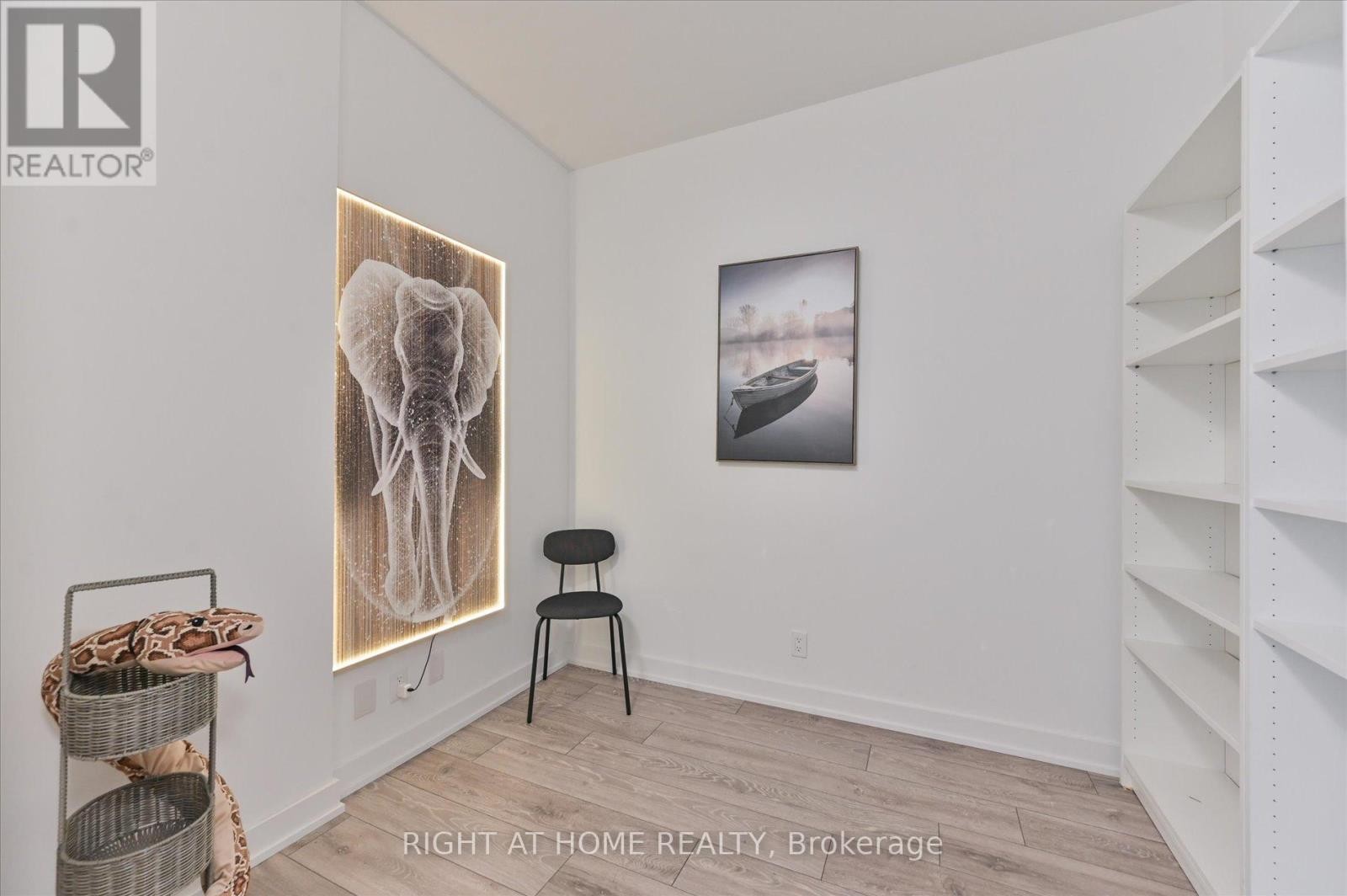 












825 - 108 PETER STREET

,
Toronto (Waterfront Communities),




Ontario
M5V0W2

