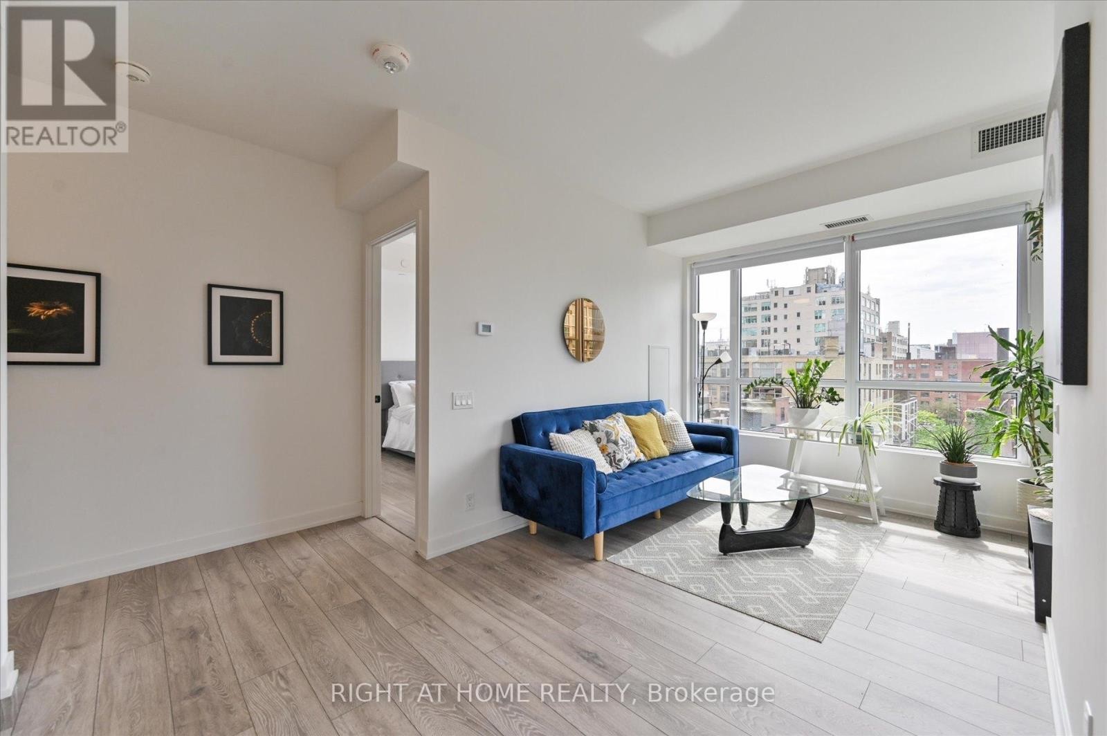 












825 - 108 PETER STREET

,
Toronto (Waterfront Communities),




Ontario
M5V0W2

