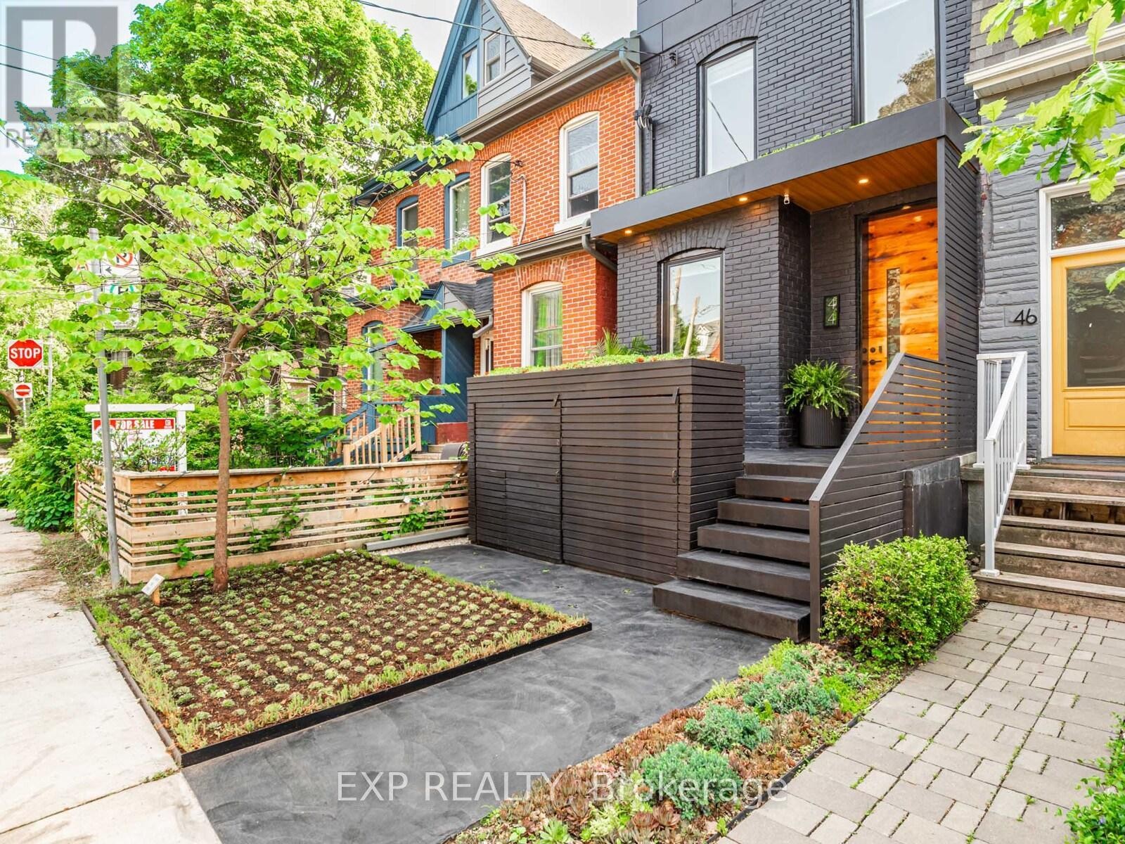 












44 MASSEY STREET

,
Toronto (Niagara),




Ontario
M6J2T4


