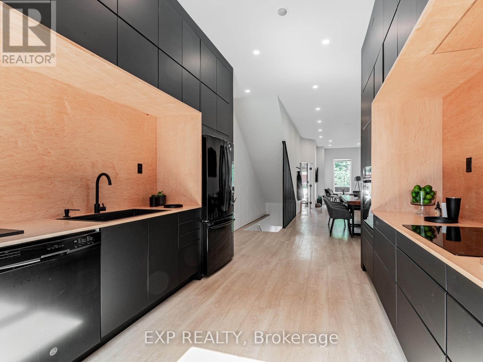 












44 MASSEY STREET

,
Toronto (Niagara),




Ontario
M6J2T4

