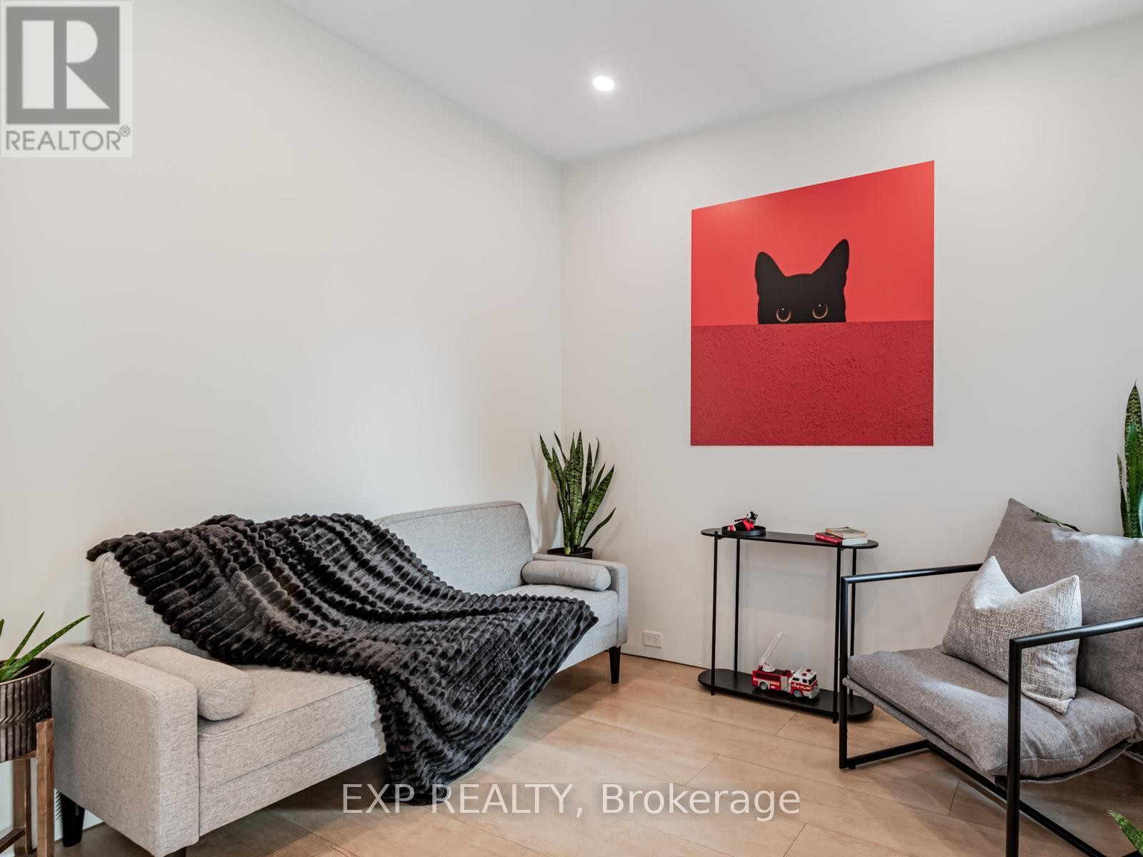 












44 MASSEY STREET

,
Toronto (Niagara),




Ontario
M6J2T4


