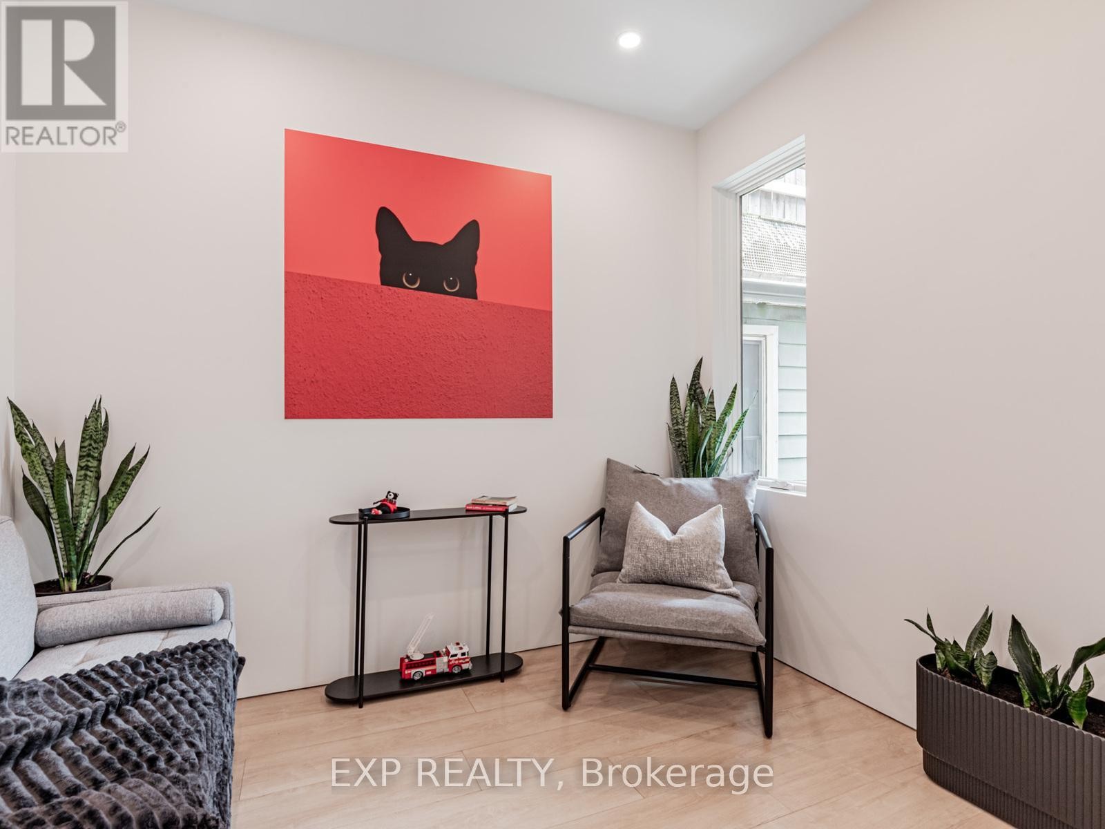 












44 MASSEY STREET

,
Toronto (Niagara),




Ontario
M6J2T4

