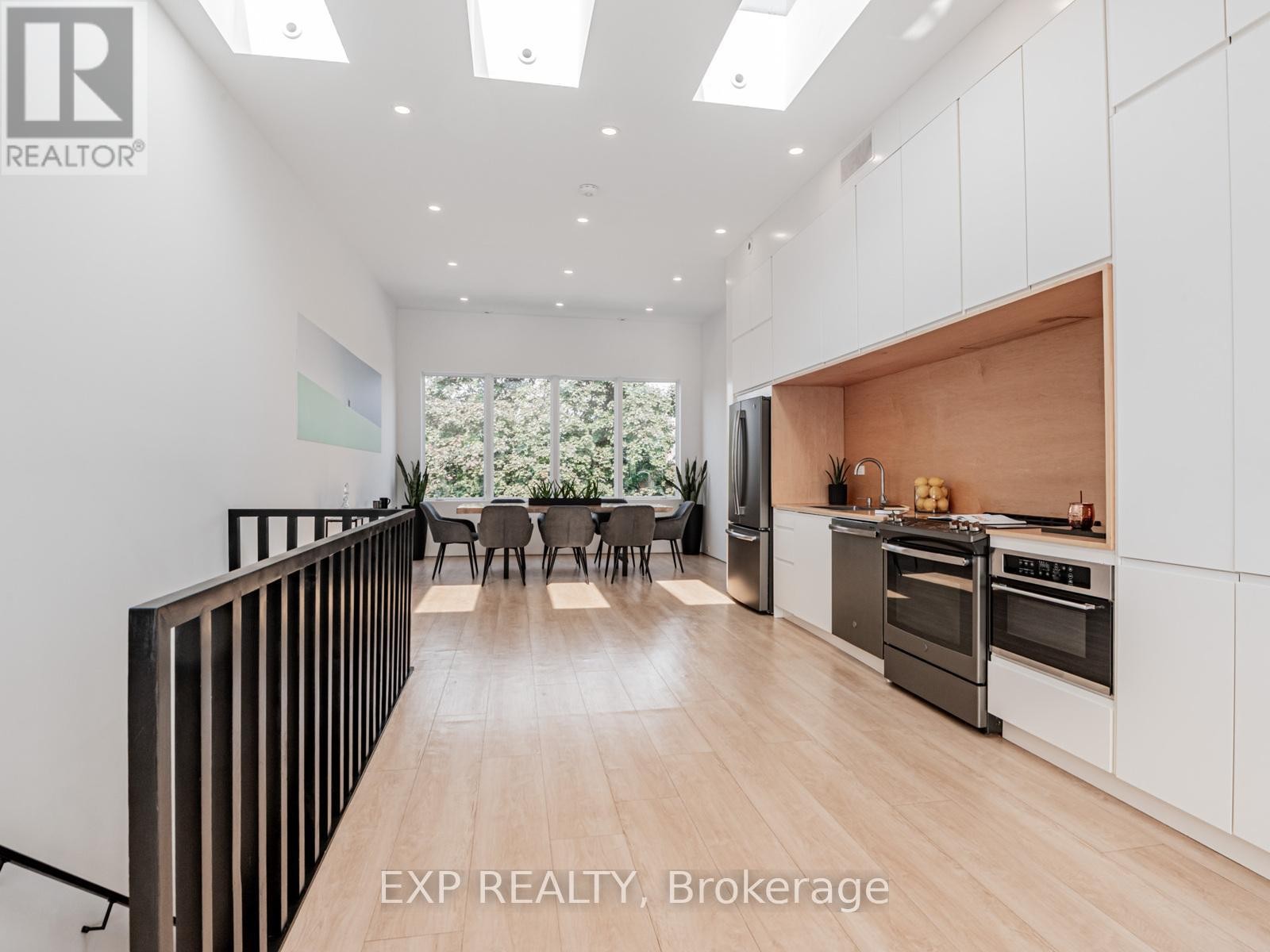 












44 MASSEY STREET

,
Toronto (Niagara),




Ontario
M6J2T4

