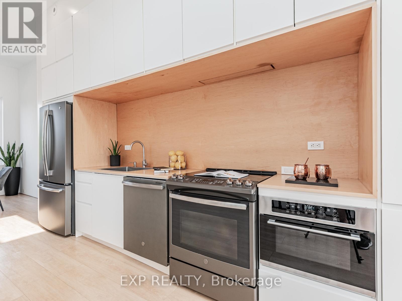 












44 MASSEY STREET

,
Toronto (Niagara),




Ontario
M6J2T4

