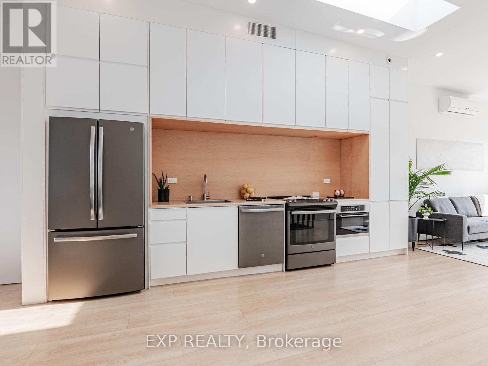 












44 MASSEY STREET

,
Toronto (Niagara),




Ontario
M6J2T4

