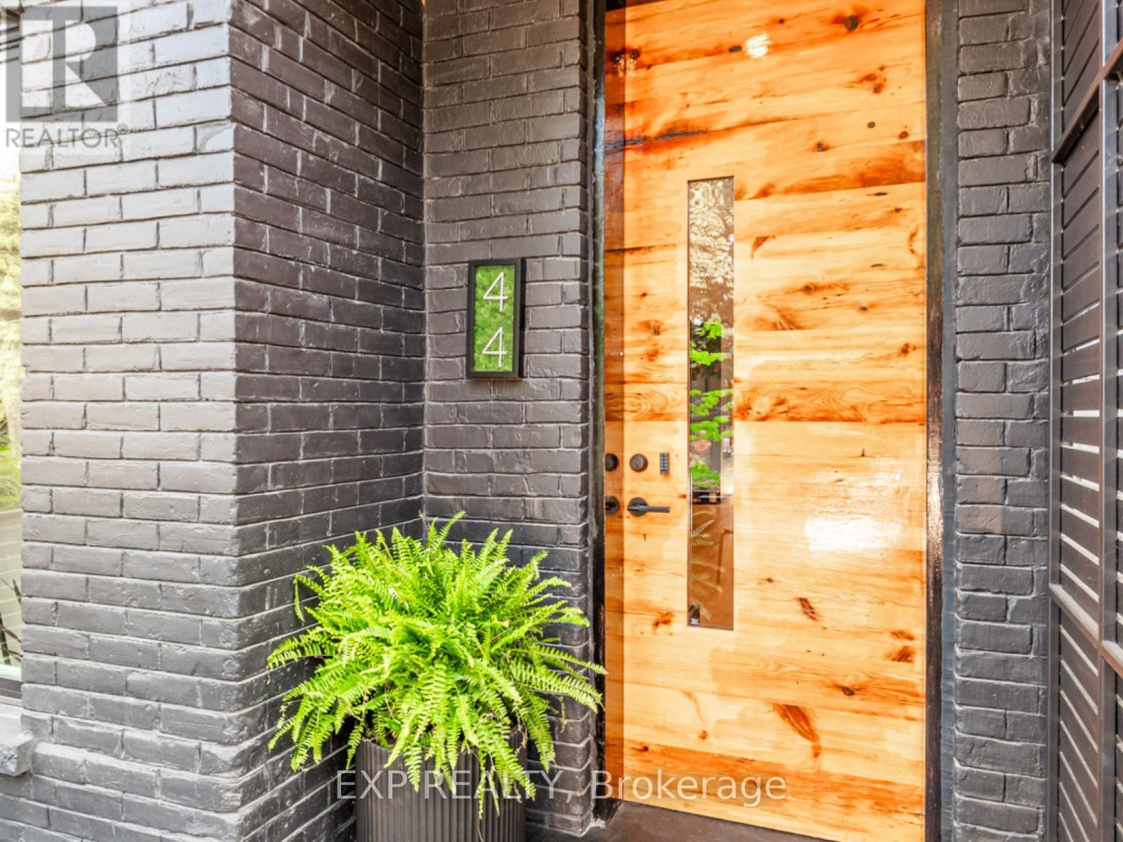 












44 MASSEY STREET

,
Toronto (Niagara),




Ontario
M6J2T4

