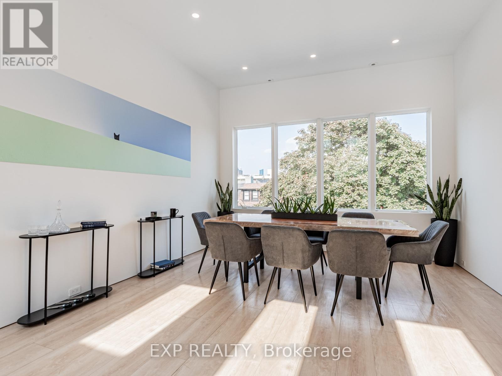 












44 MASSEY STREET

,
Toronto (Niagara),




Ontario
M6J2T4

