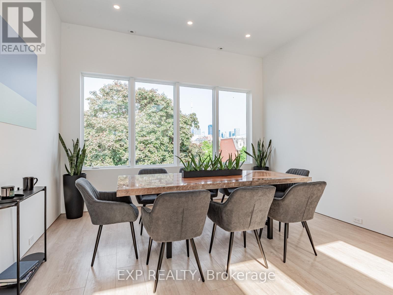 












44 MASSEY STREET

,
Toronto (Niagara),




Ontario
M6J2T4

