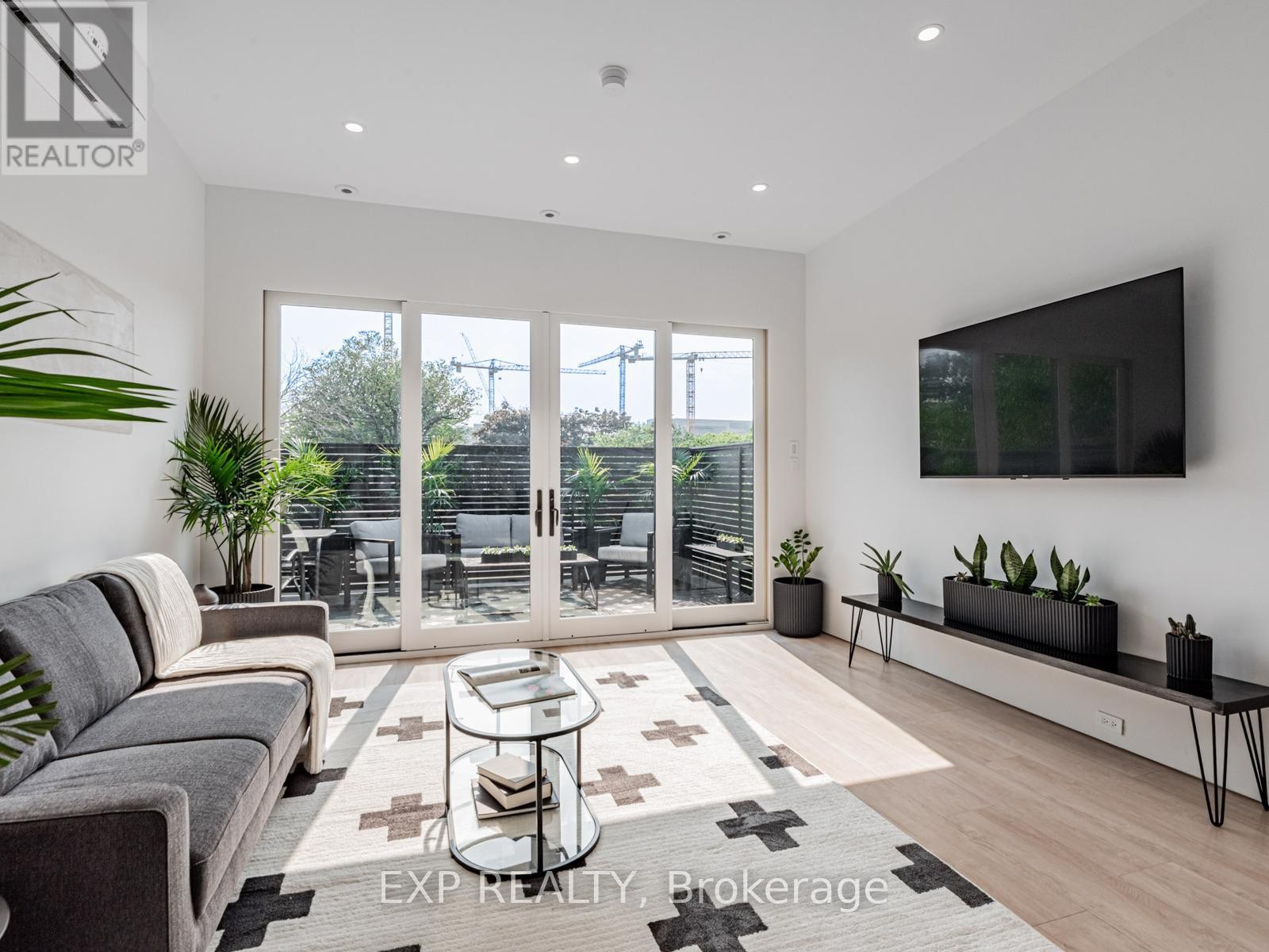 












44 MASSEY STREET

,
Toronto (Niagara),




Ontario
M6J2T4

