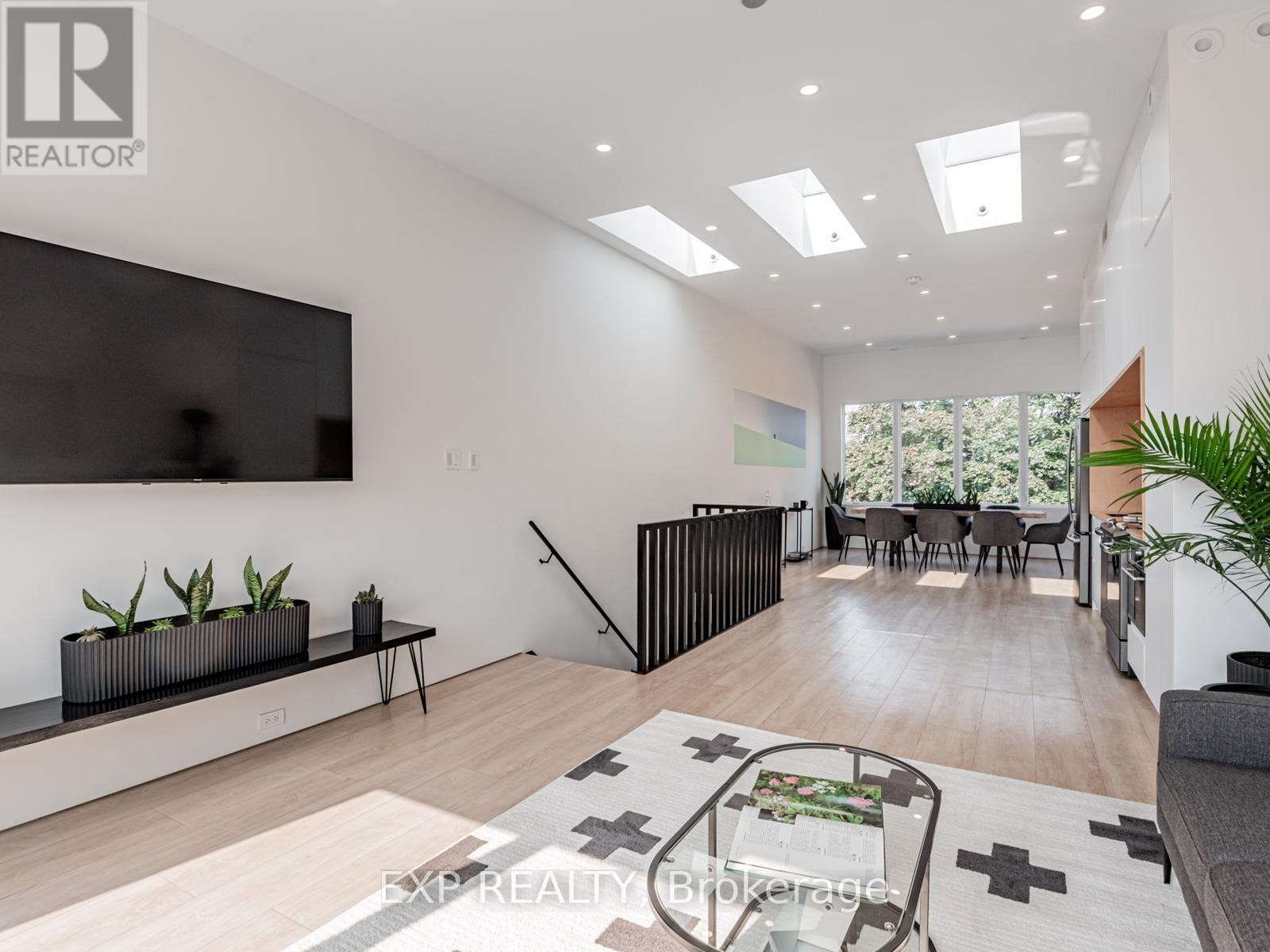 












44 MASSEY STREET

,
Toronto (Niagara),




Ontario
M6J2T4

