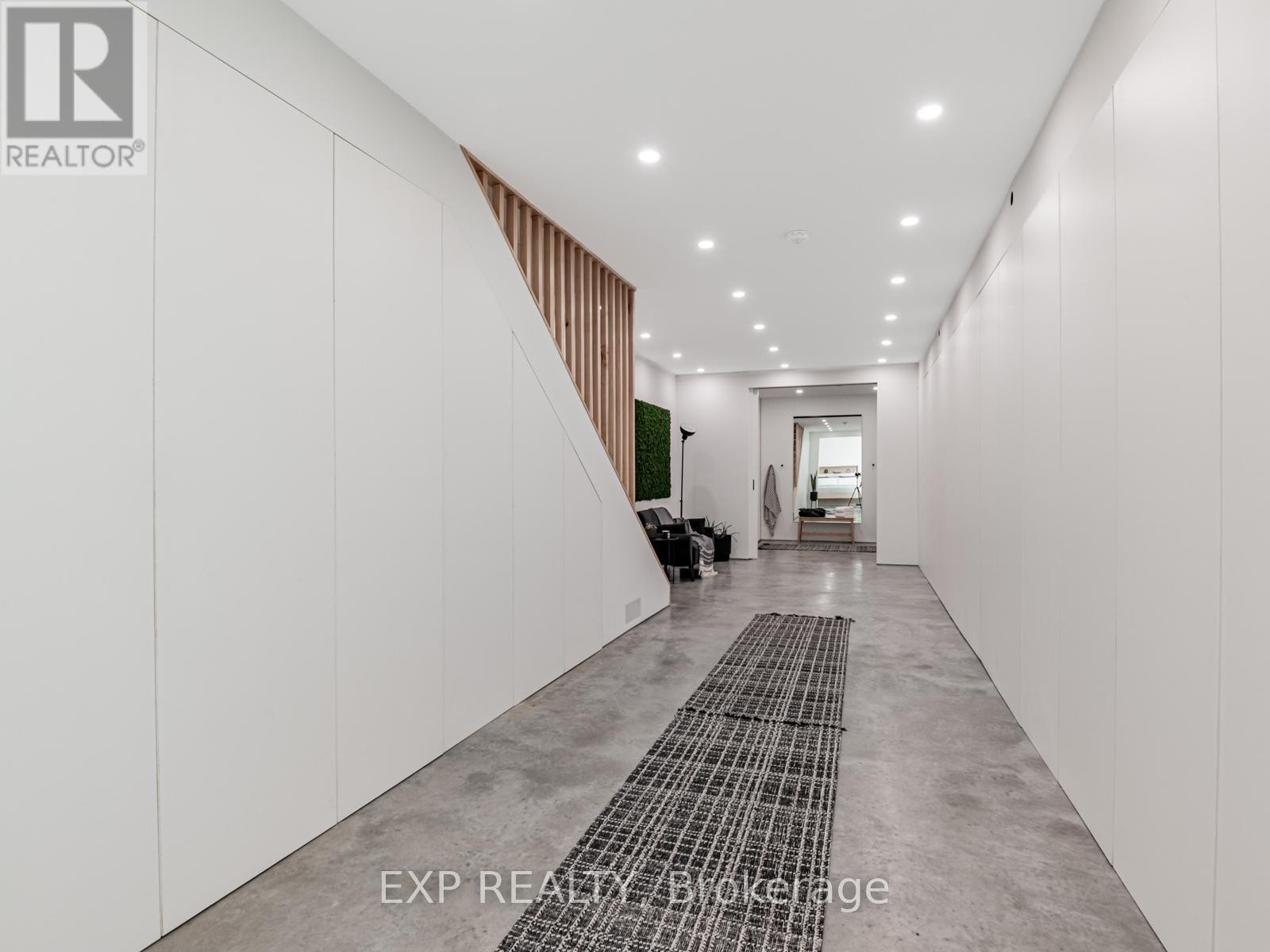












44 MASSEY STREET

,
Toronto (Niagara),




Ontario
M6J2T4

