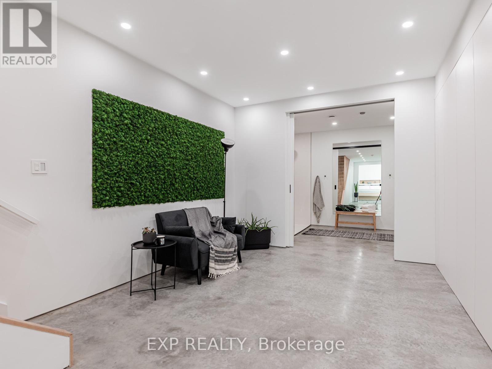 












44 MASSEY STREET

,
Toronto (Niagara),




Ontario
M6J2T4

