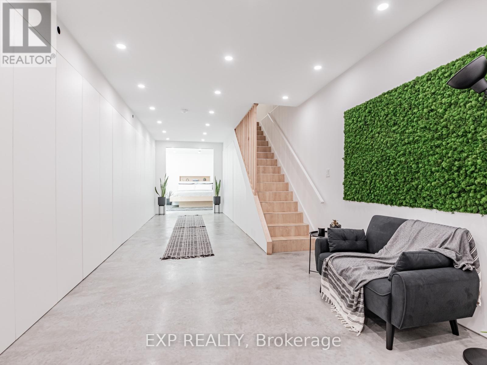 












44 MASSEY STREET

,
Toronto (Niagara),




Ontario
M6J2T4

