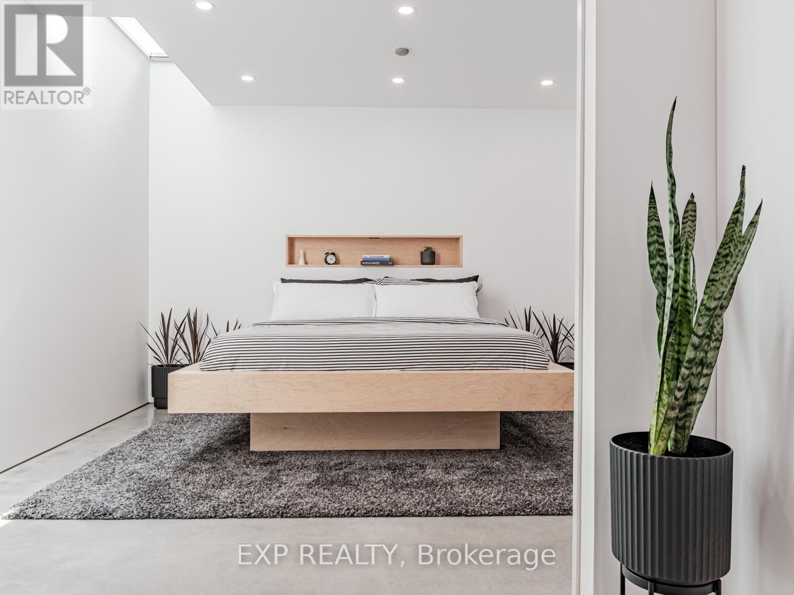 












44 MASSEY STREET

,
Toronto (Niagara),




Ontario
M6J2T4

