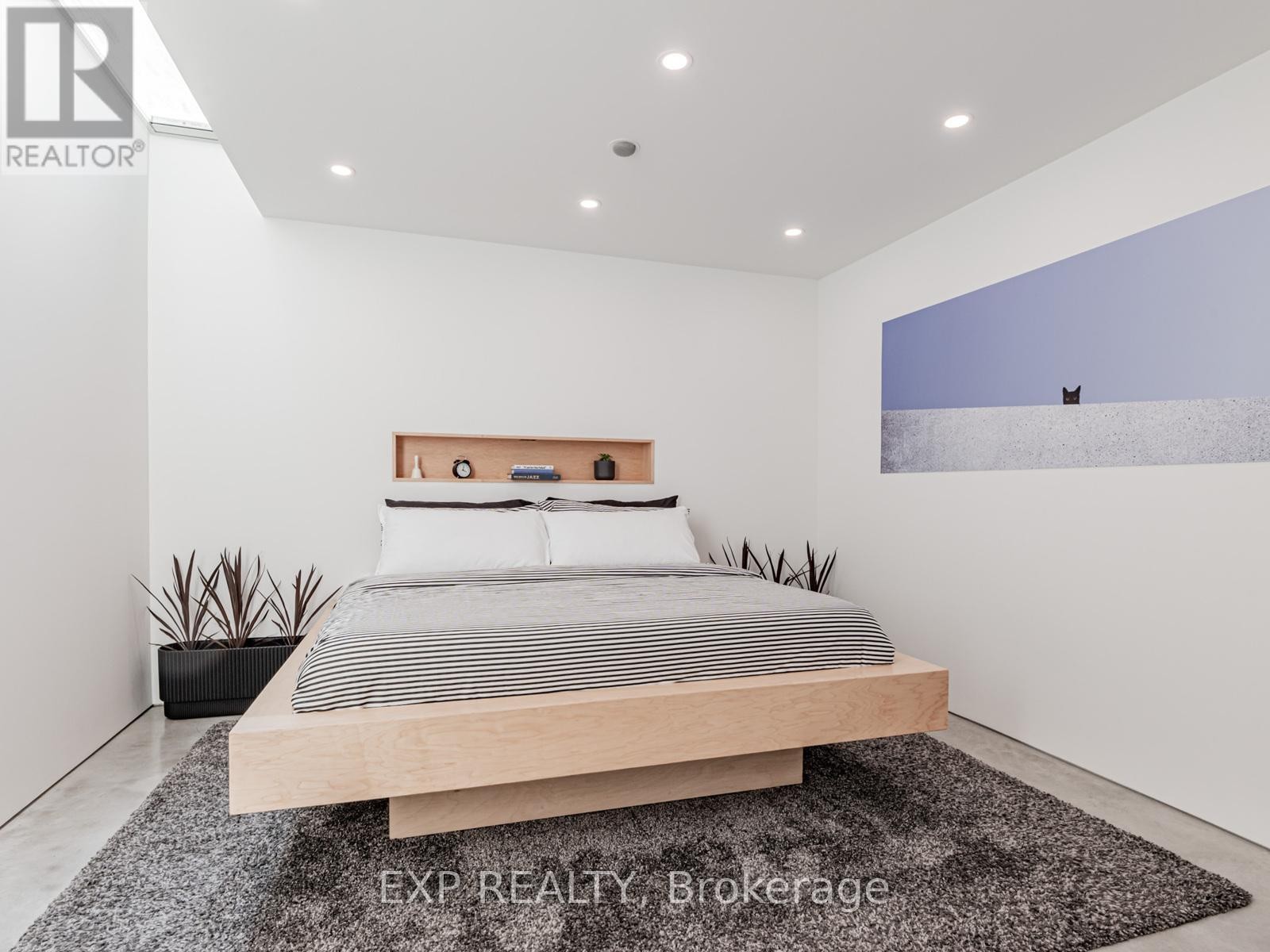 












44 MASSEY STREET

,
Toronto (Niagara),




Ontario
M6J2T4

