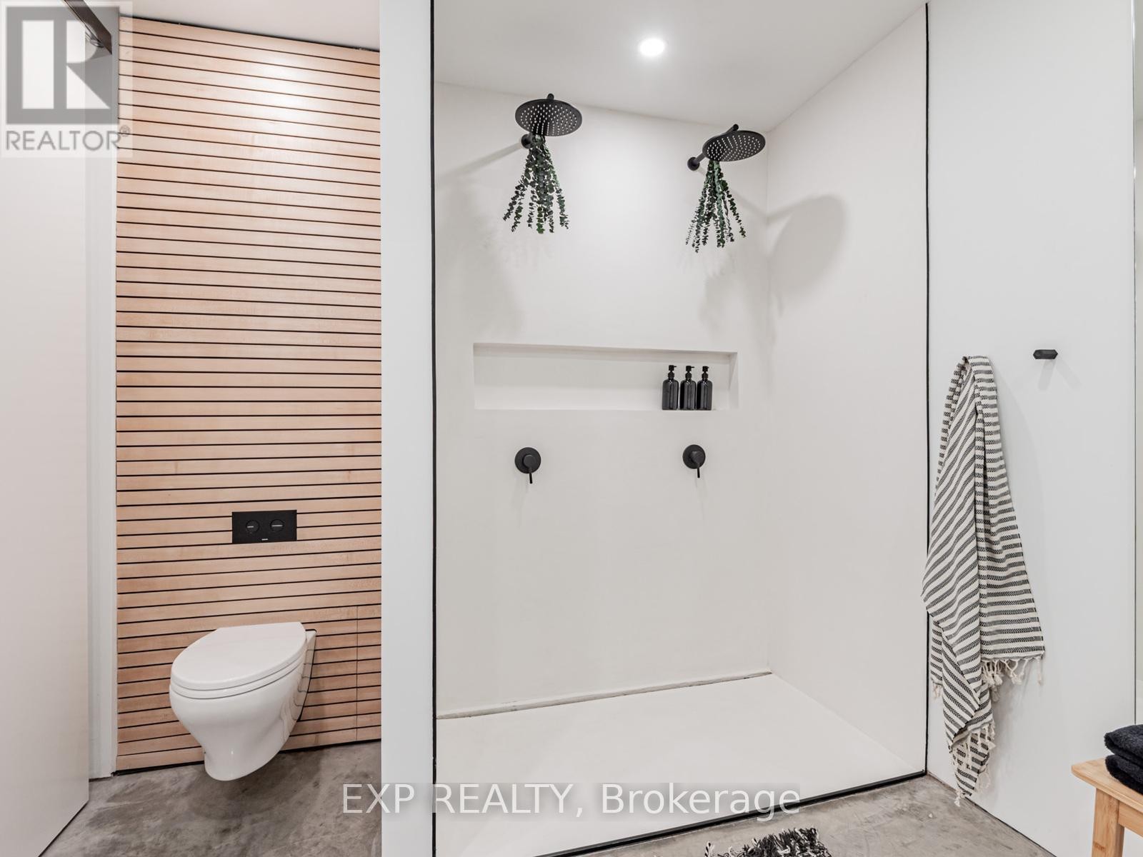 












44 MASSEY STREET

,
Toronto (Niagara),




Ontario
M6J2T4

