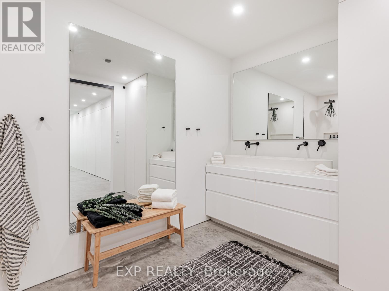 












44 MASSEY STREET

,
Toronto (Niagara),




Ontario
M6J2T4

