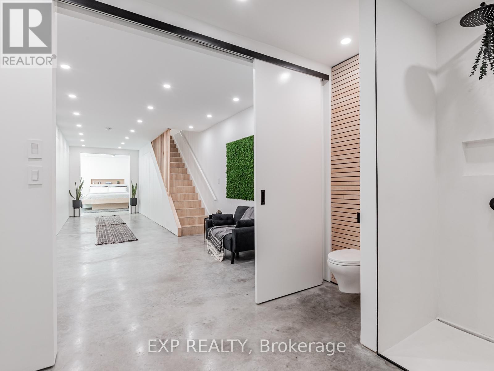 












44 MASSEY STREET

,
Toronto (Niagara),




Ontario
M6J2T4

