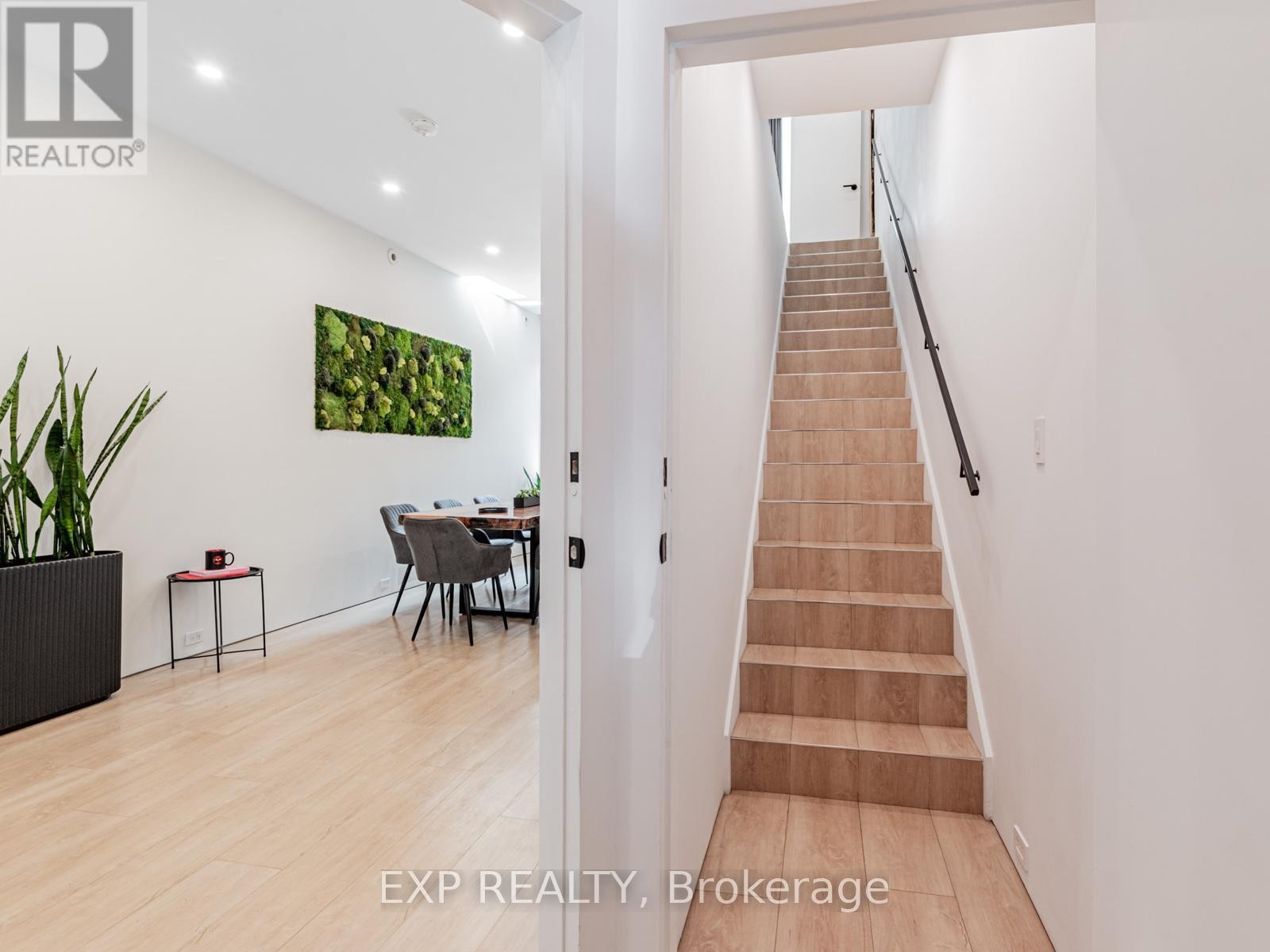 












44 MASSEY STREET

,
Toronto (Niagara),




Ontario
M6J2T4

