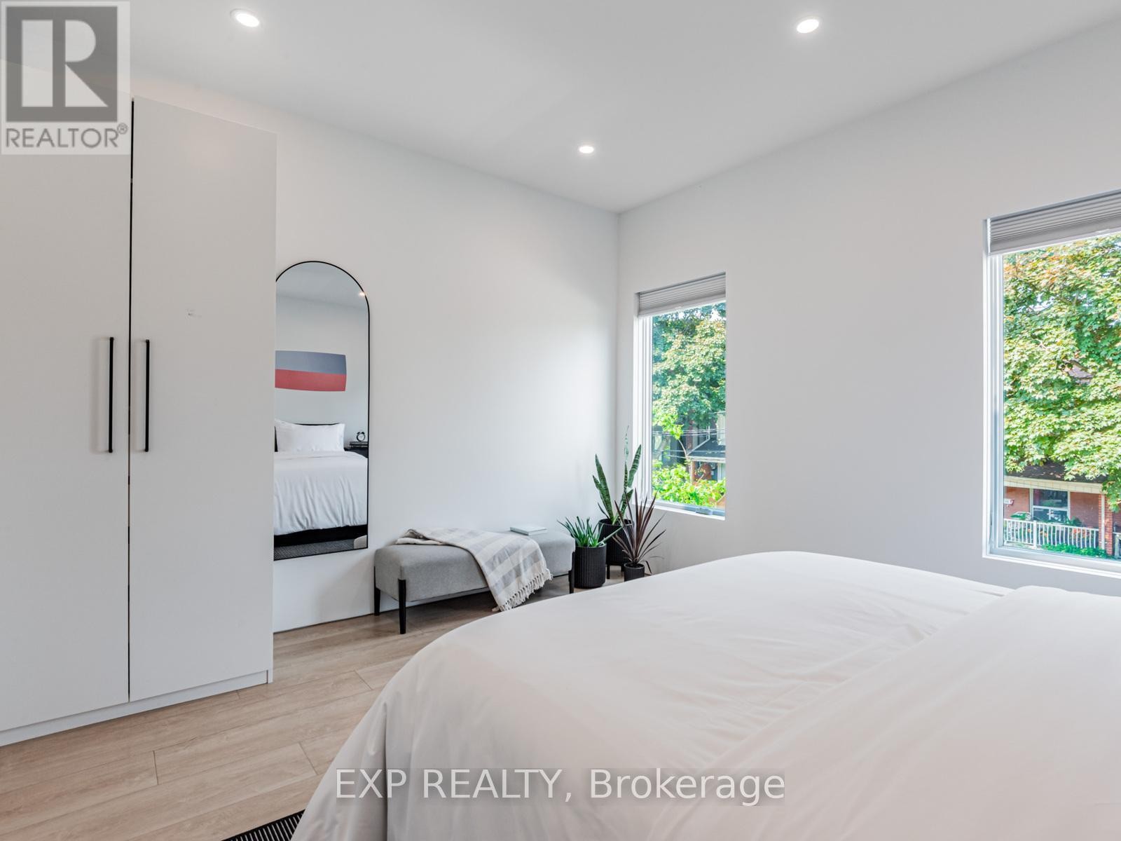 












44 MASSEY STREET

,
Toronto (Niagara),




Ontario
M6J2T4

