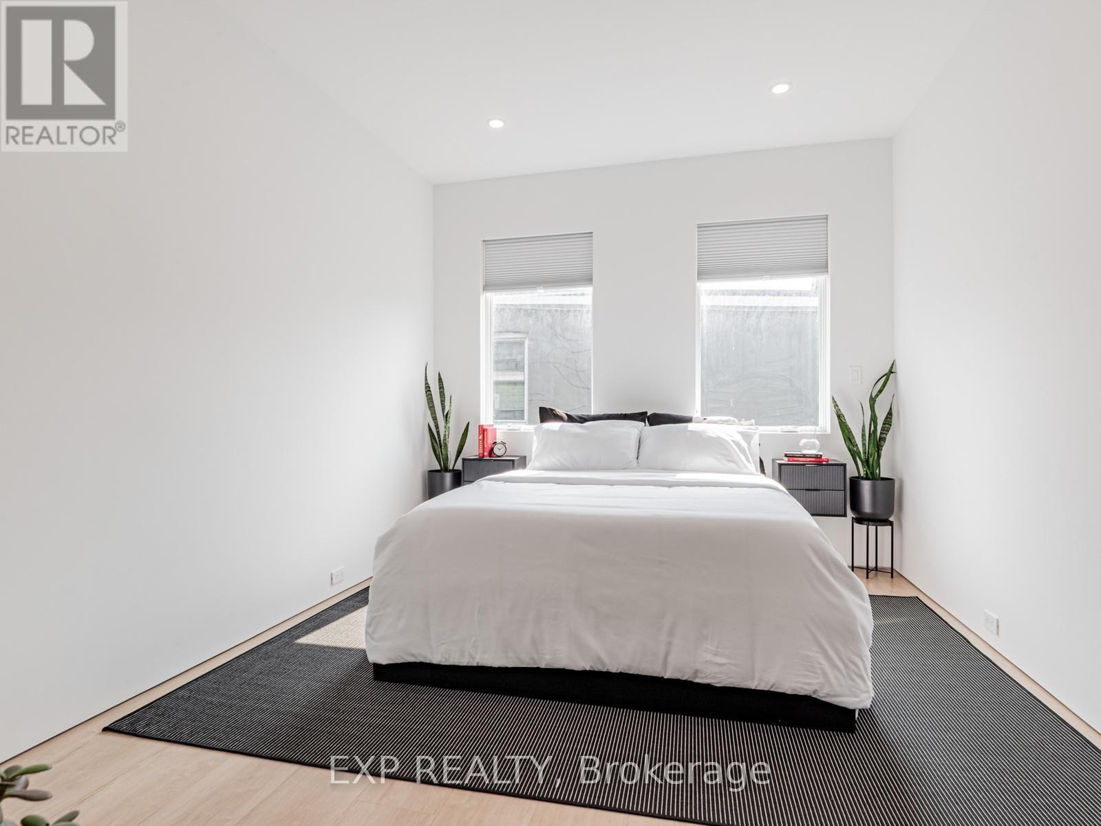 












44 MASSEY STREET

,
Toronto (Niagara),




Ontario
M6J2T4

