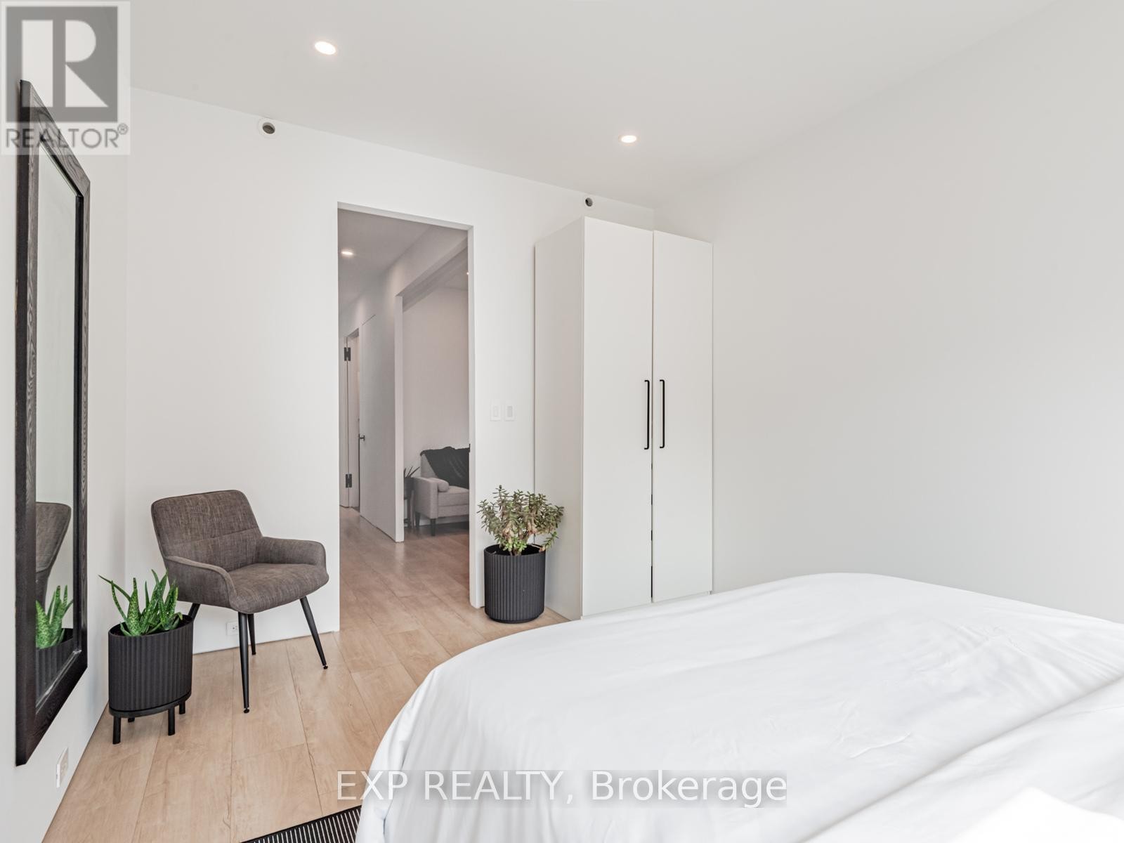 












44 MASSEY STREET

,
Toronto (Niagara),




Ontario
M6J2T4


