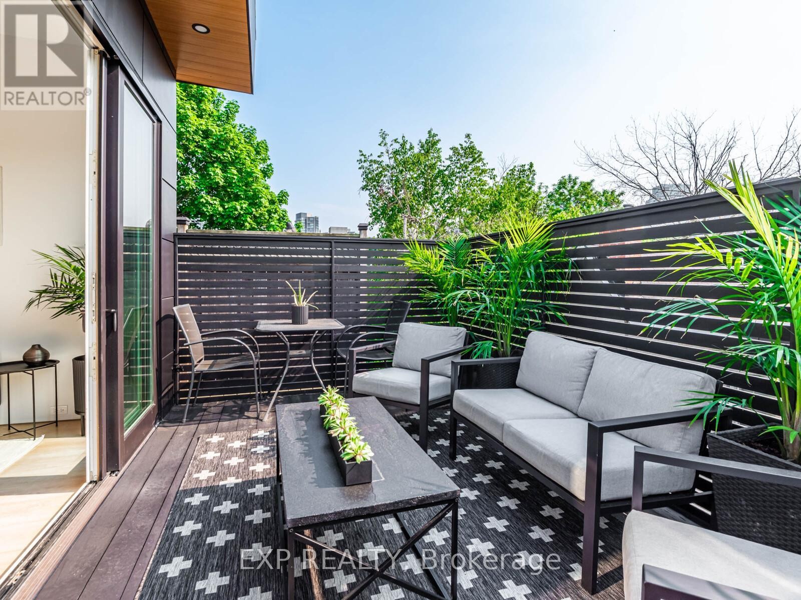 












44 MASSEY STREET

,
Toronto (Niagara),




Ontario
M6J2T4


