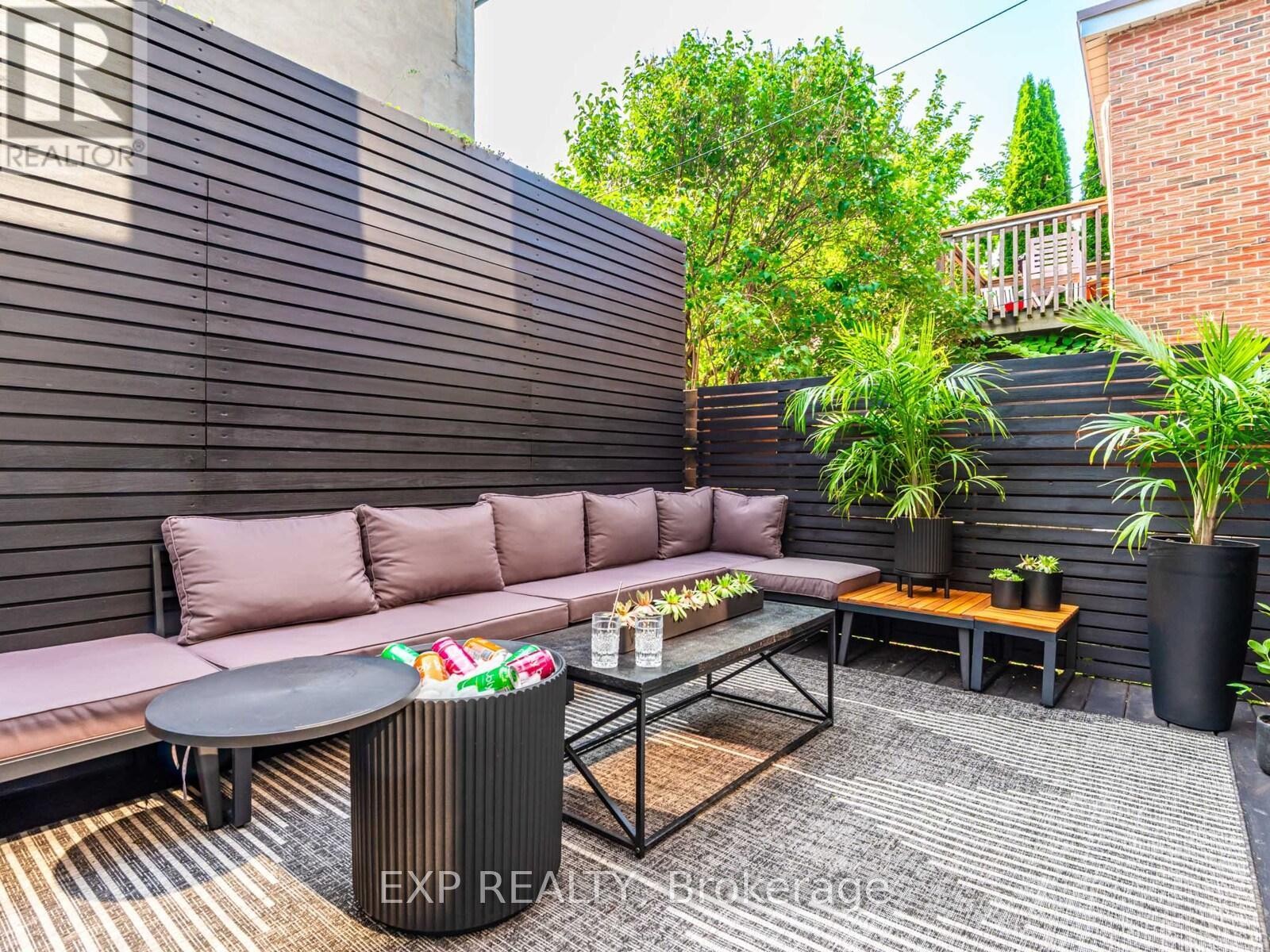 












44 MASSEY STREET

,
Toronto (Niagara),




Ontario
M6J2T4


