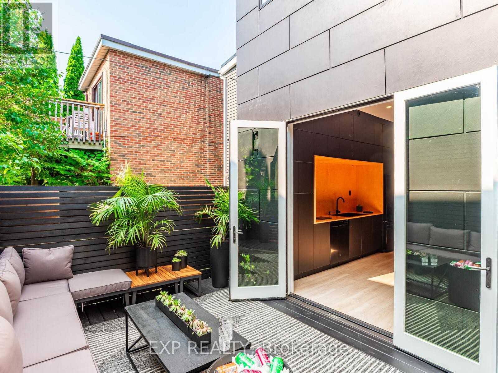 












44 MASSEY STREET

,
Toronto (Niagara),




Ontario
M6J2T4

