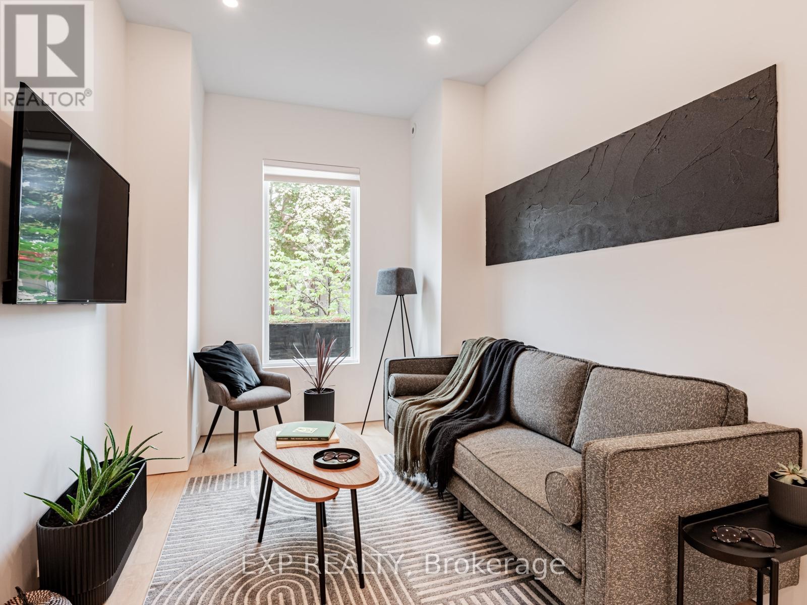 












44 MASSEY STREET

,
Toronto (Niagara),




Ontario
M6J2T4

