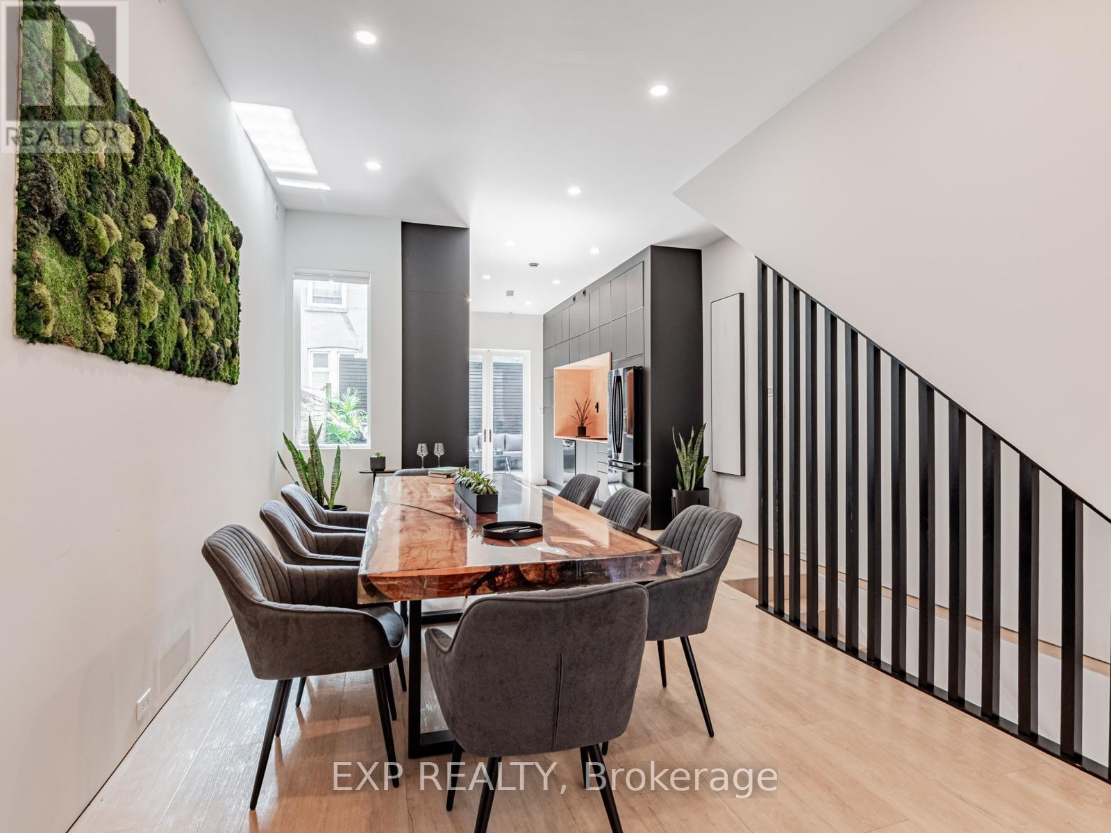 












44 MASSEY STREET

,
Toronto (Niagara),




Ontario
M6J2T4

