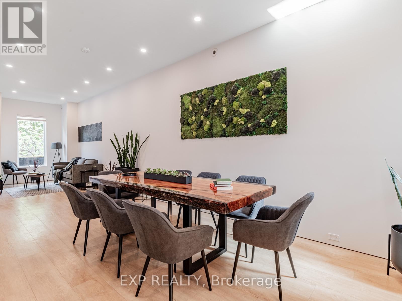 












44 MASSEY STREET

,
Toronto (Niagara),




Ontario
M6J2T4

