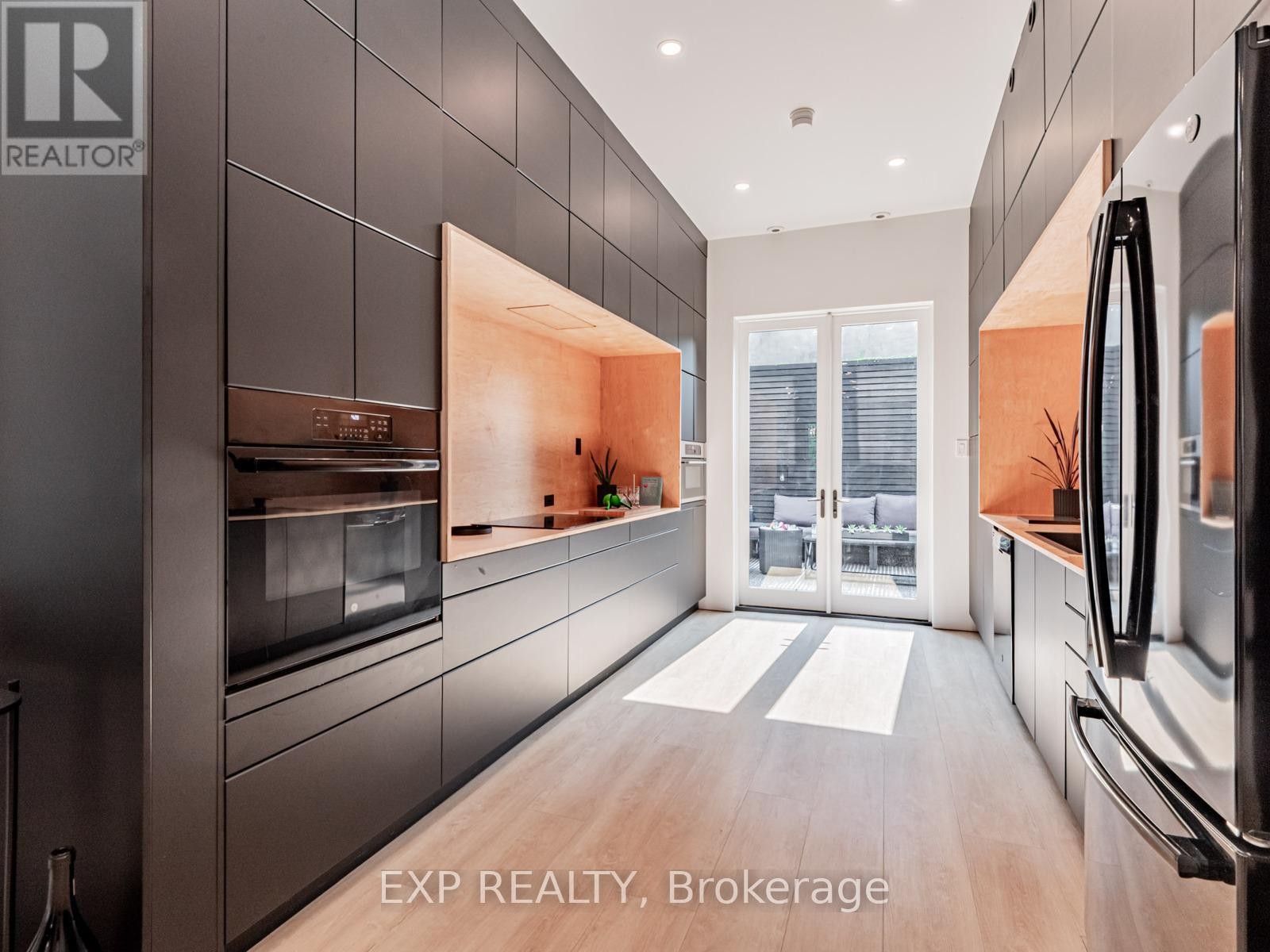 












44 MASSEY STREET

,
Toronto (Niagara),




Ontario
M6J2T4

