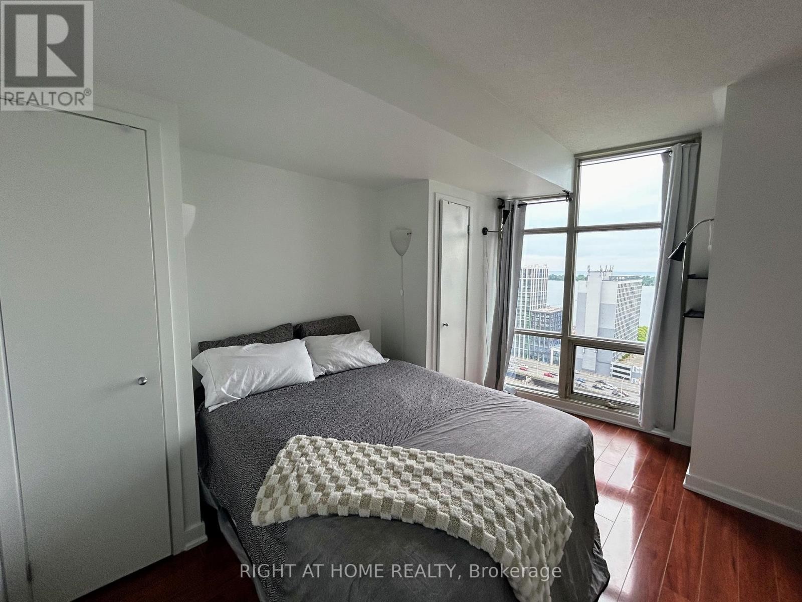 












2510 - 10 NAVY WHARF COURT

,
Toronto (Waterfront Communities),




Ontario
M5V3V2

