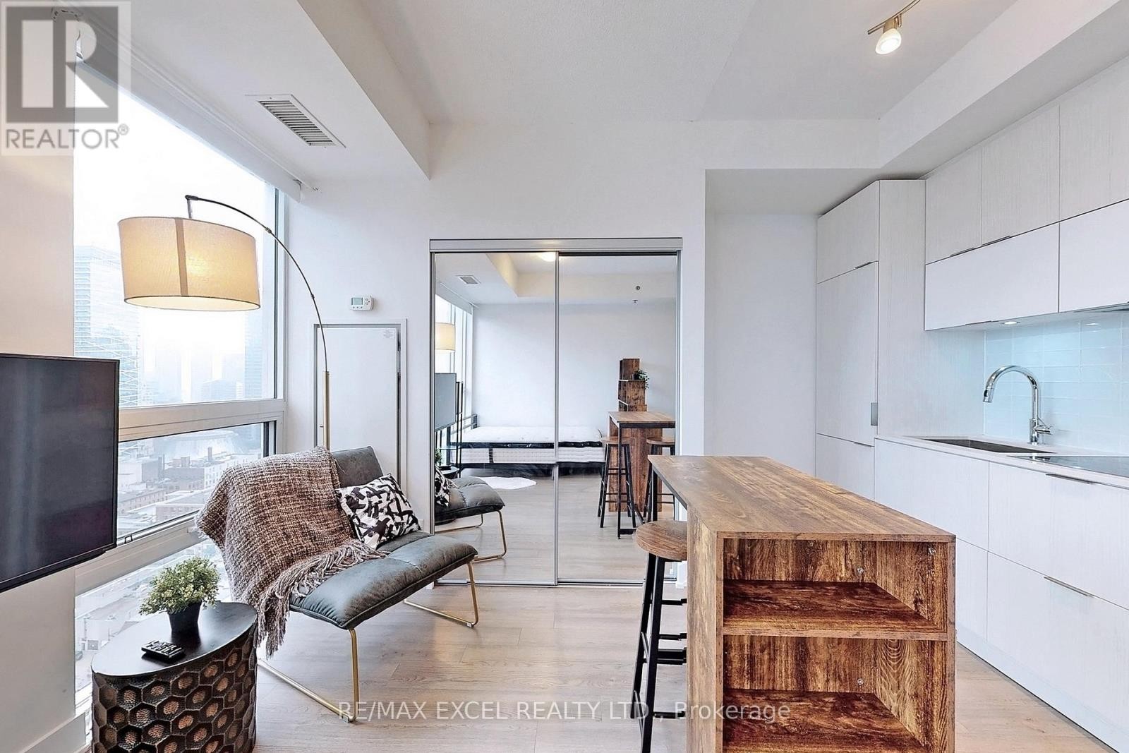 












2505 - 318 RICHMOND STREET W

,
Toronto (Waterfront Communities),




Ontario
M5V0B4

