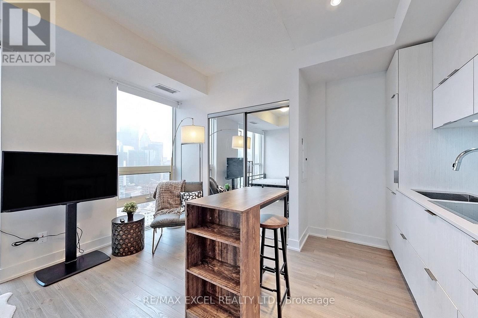 












2505 - 318 RICHMOND STREET W

,
Toronto (Waterfront Communities),




Ontario
M5V0B4

