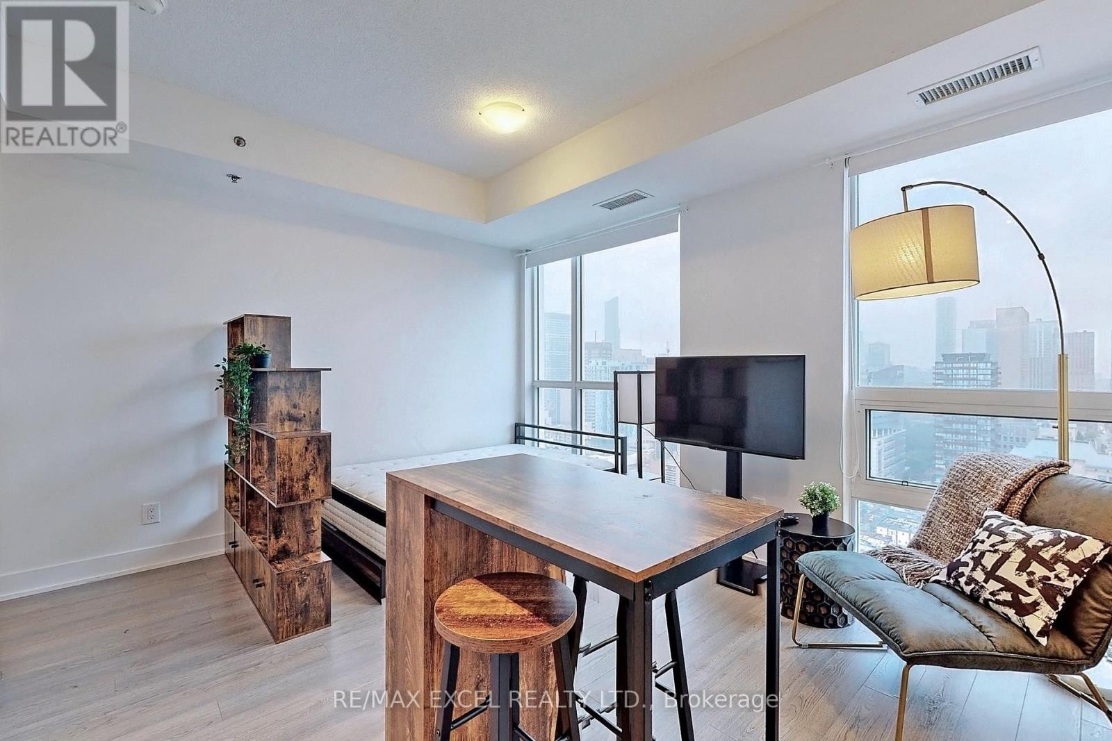 












2505 - 318 RICHMOND STREET W

,
Toronto (Waterfront Communities),




Ontario
M5V0B4

