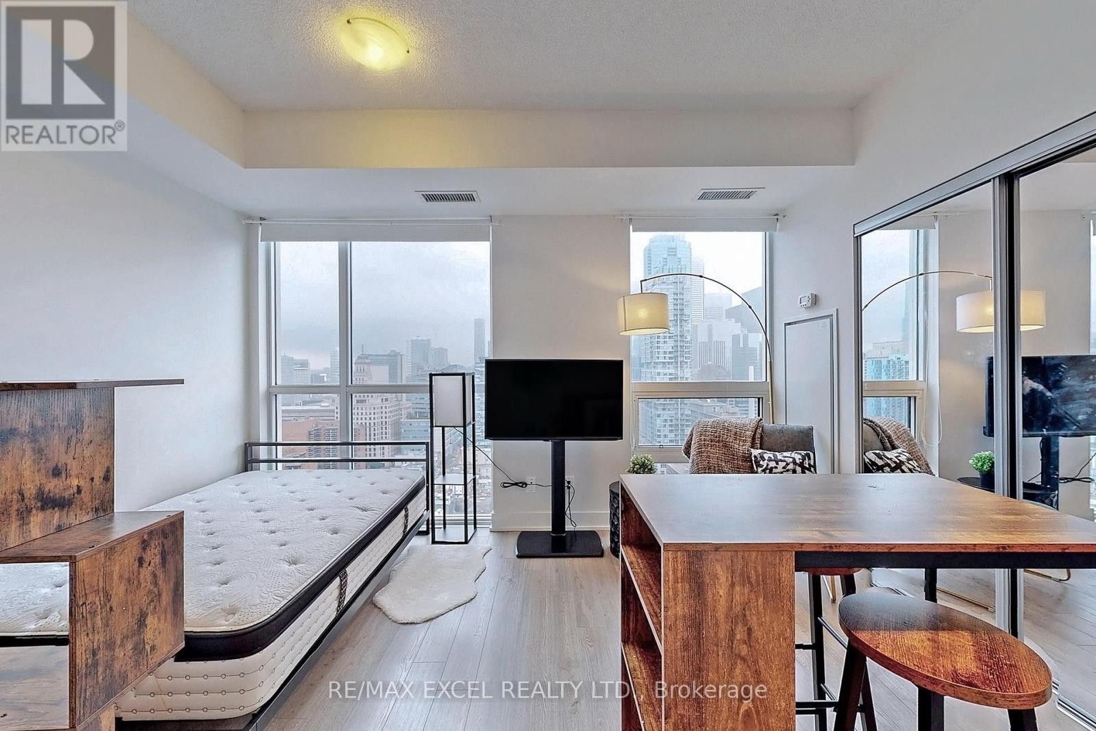 












2505 - 318 RICHMOND STREET W

,
Toronto (Waterfront Communities),




Ontario
M5V0B4

