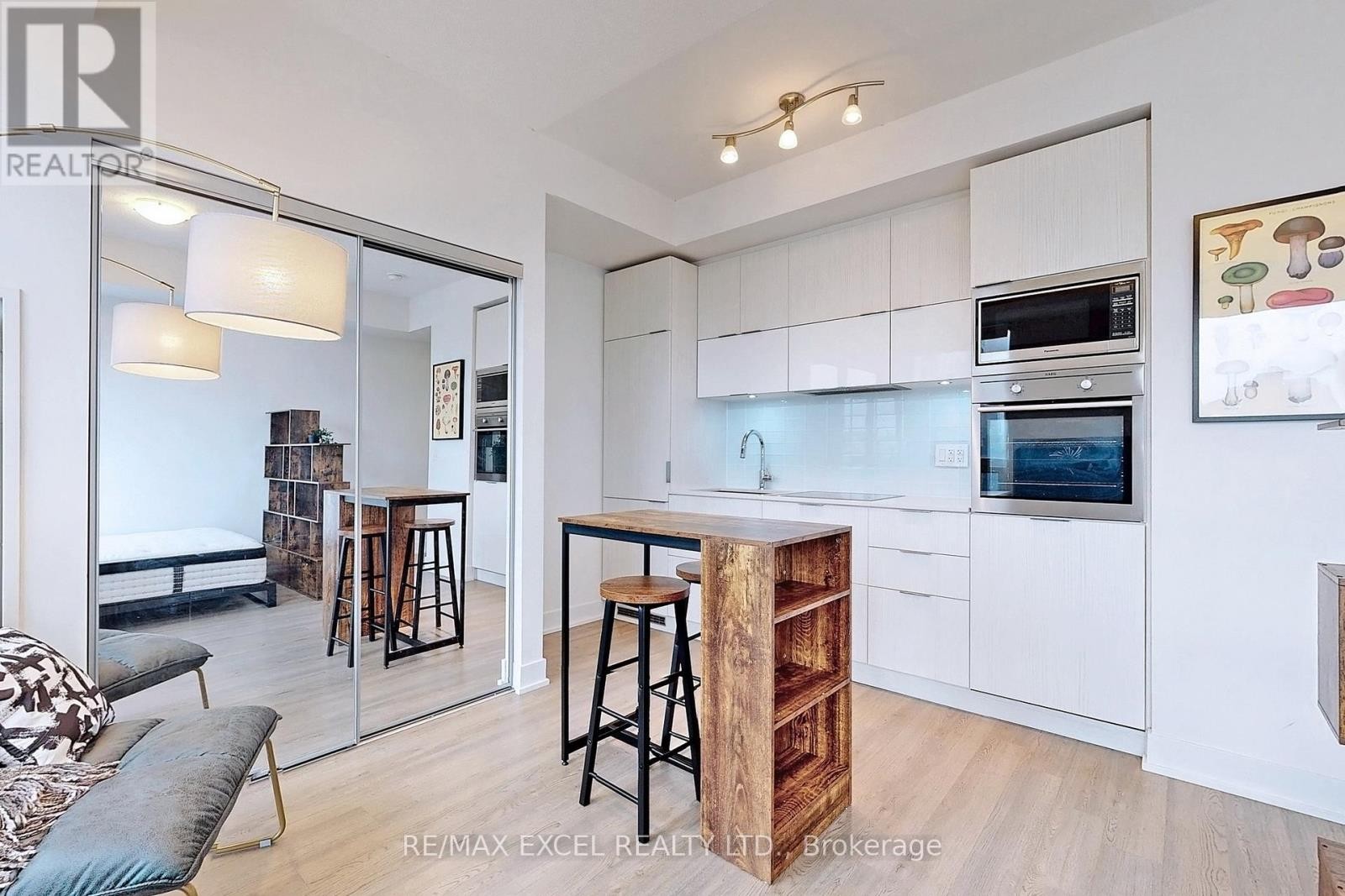 












2505 - 318 RICHMOND STREET W

,
Toronto (Waterfront Communities),




Ontario
M5V0B4

